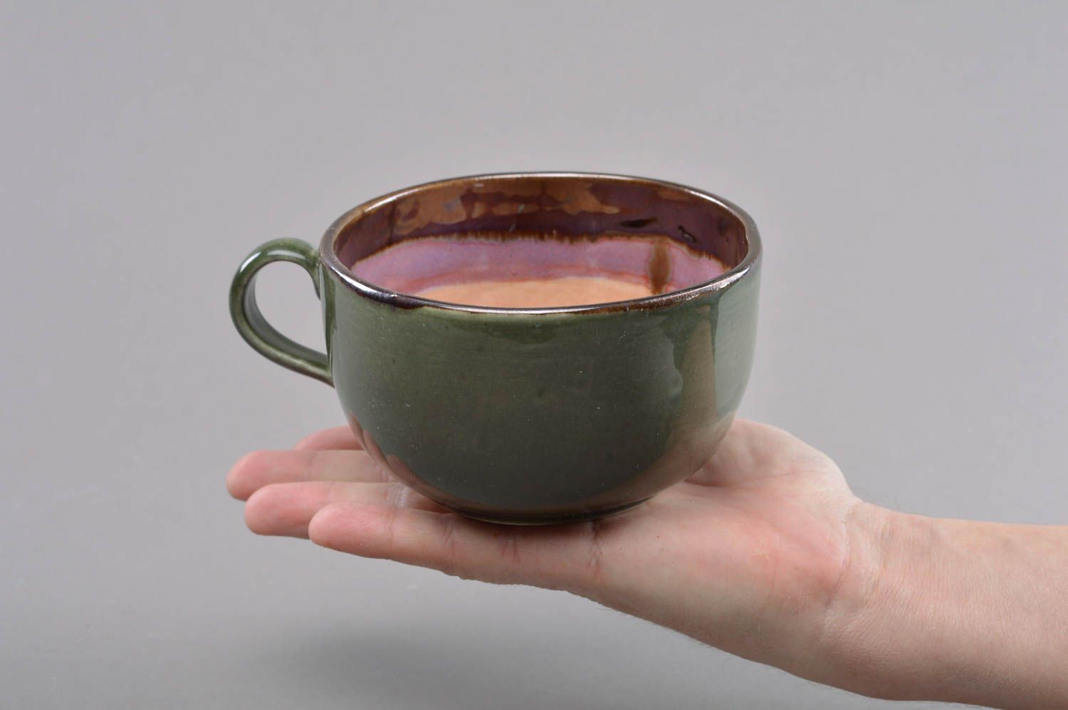 Originelle schöne handgemachte Tasse aus Porzellan mit Glasur bemalt foto 4