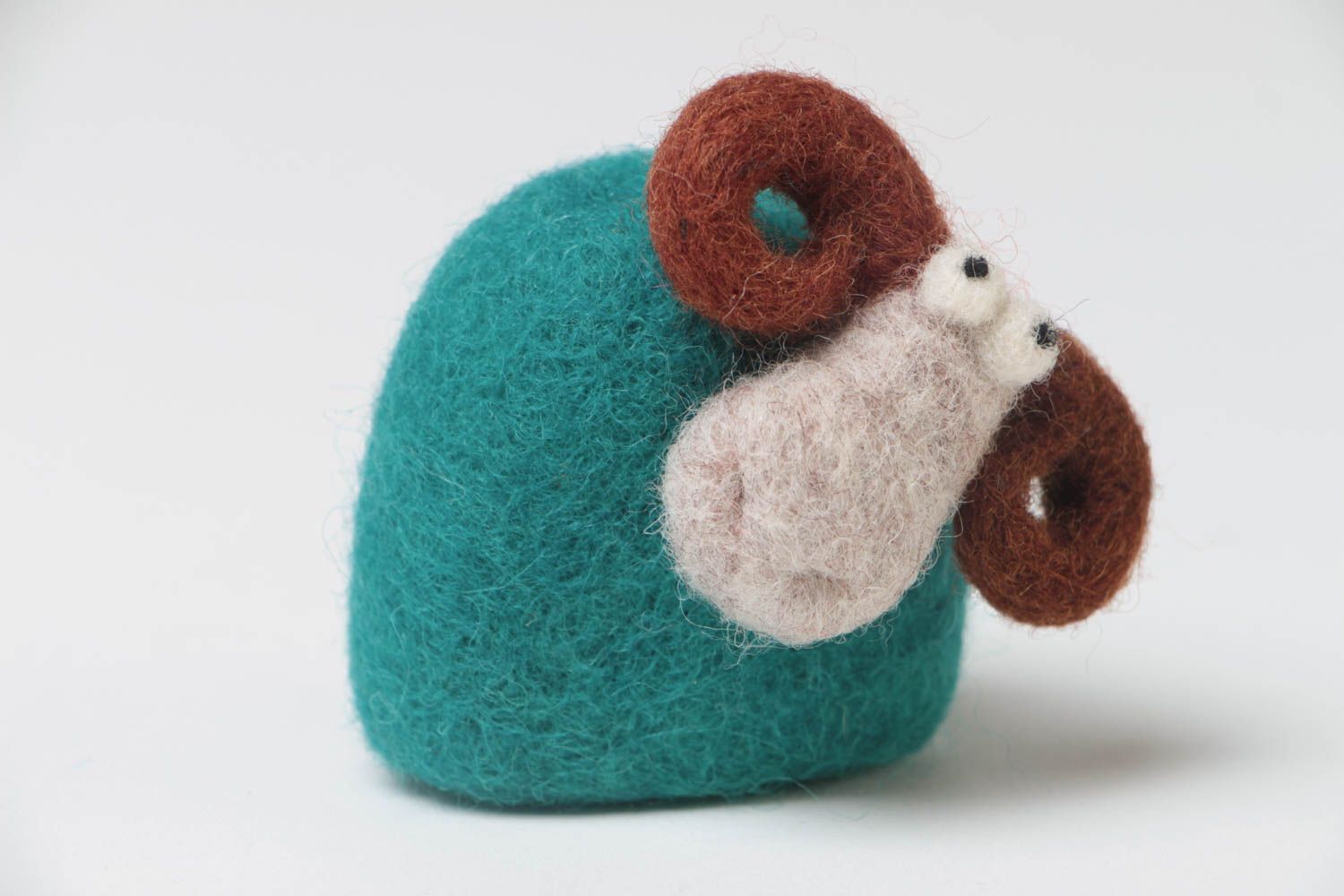 Figurine en laine feutrée miniature décorative faite à la main Mouton bleu photo 2