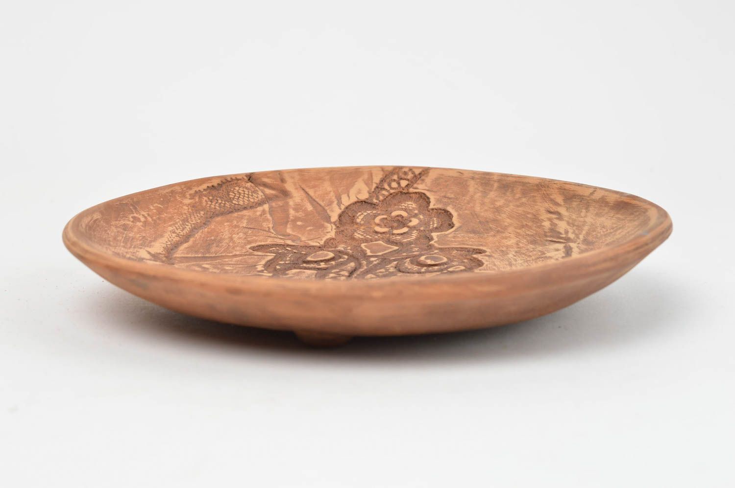 Оригинальная тарелка из глины коричневая с цветочным орнаментом ручная работа фото 3