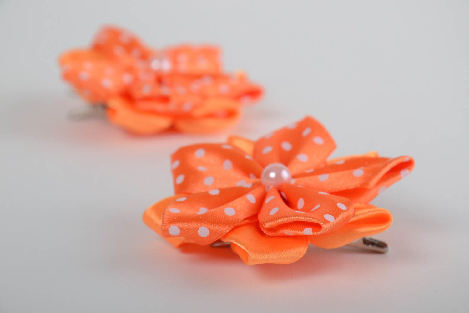 Заколки цветы из атласных лент набор из 2 штук оранжевые ручной работы детские фото 4