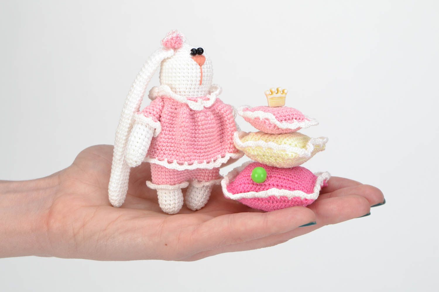 Маленькая вязаная мягкая игрушка ручной работы Зайка с подушками розовая фото 2