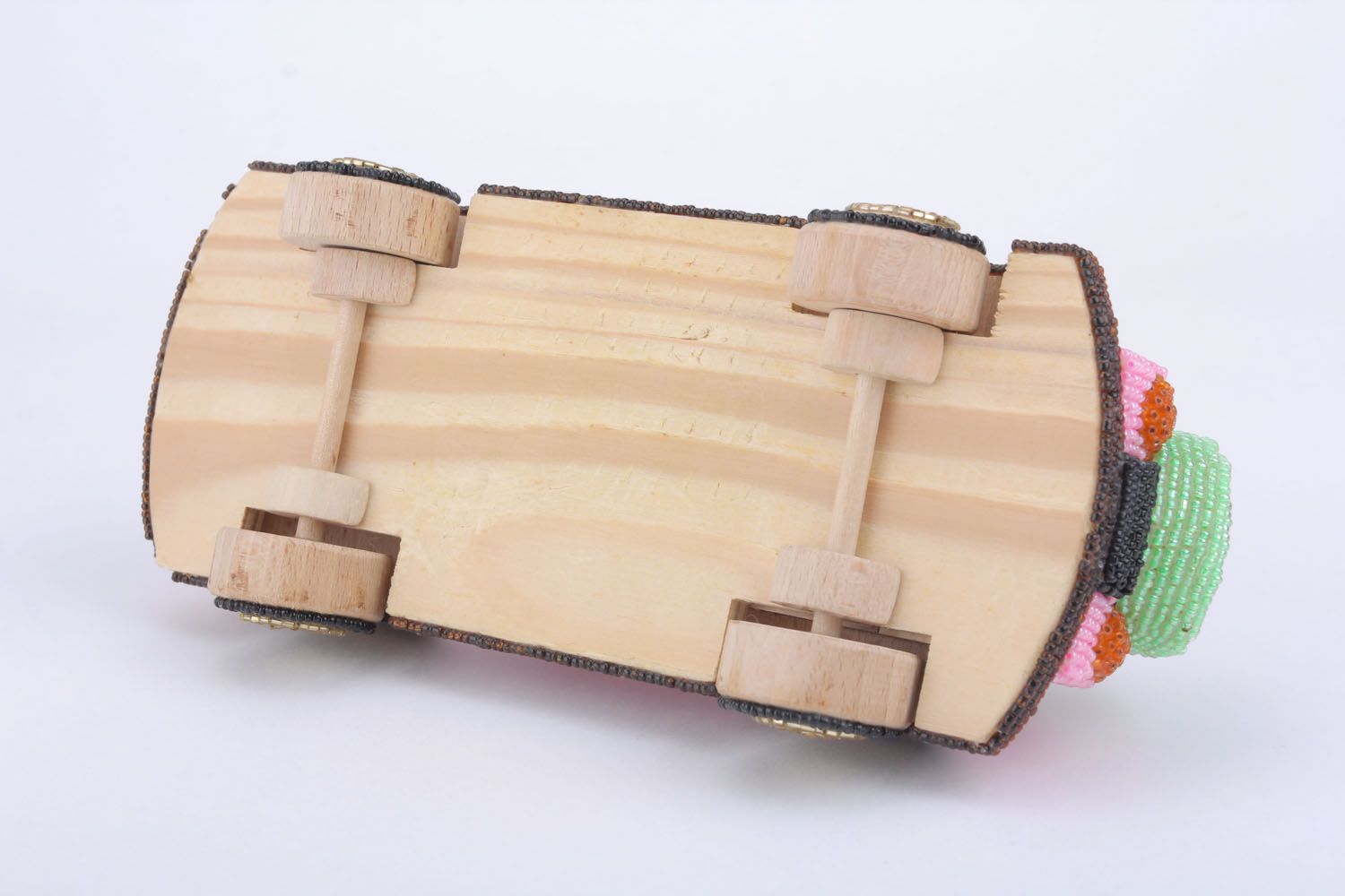 Macchina rosa fatta a mano giocattolo di legno materiale ecologico con perline foto 3