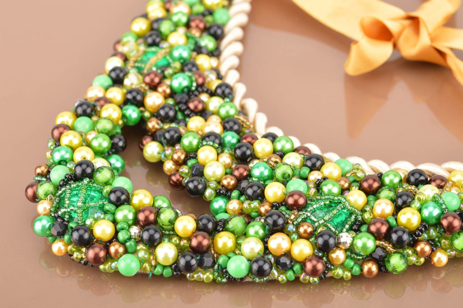 Зеленое ожерелье из бисера и бусин на репсовой ленте ручной работы нарядное фото 3