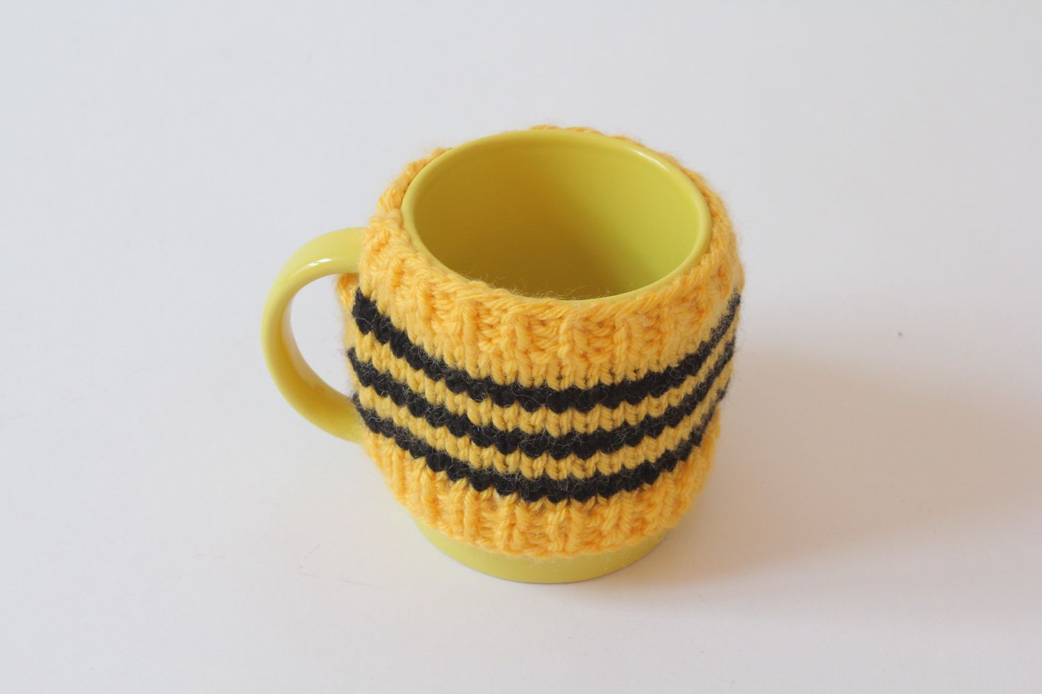 Suéter quentinho para uma chávena feito à mão de fios de lã e acrílico foto 1