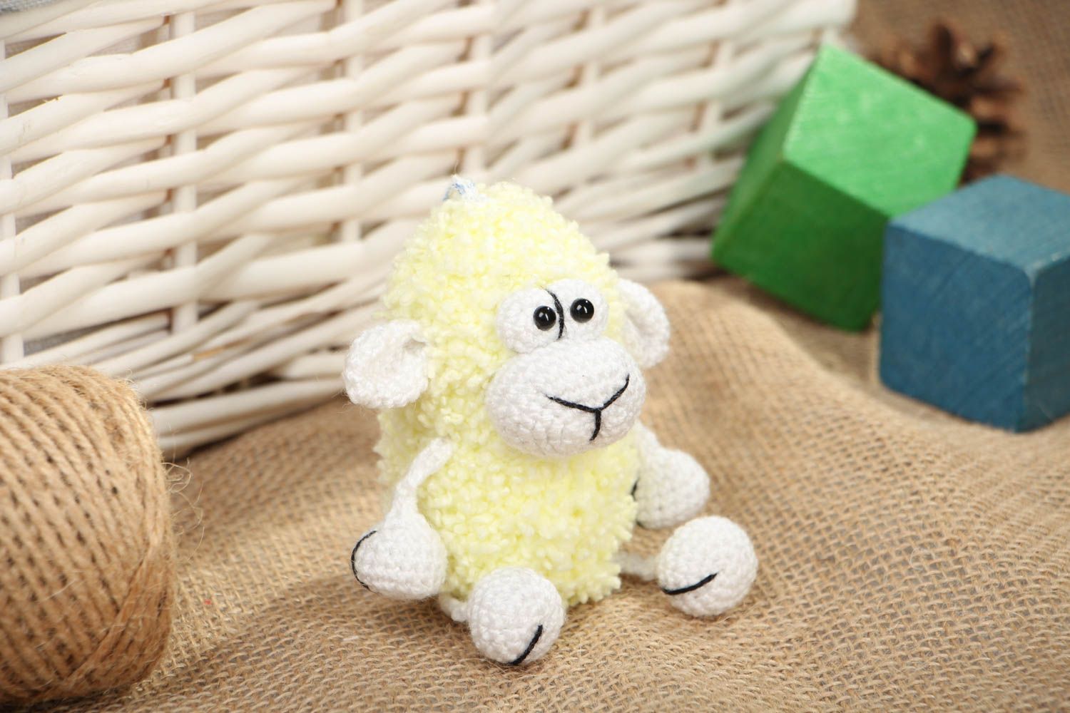 Симпатичная мягкая вязаная игрушка в виде овечки фото 5