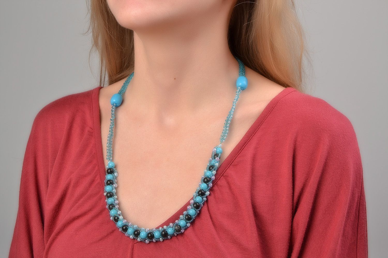 Ожерелье из бисера и бусин голубое с черным ручной работы женское красивое фото 1