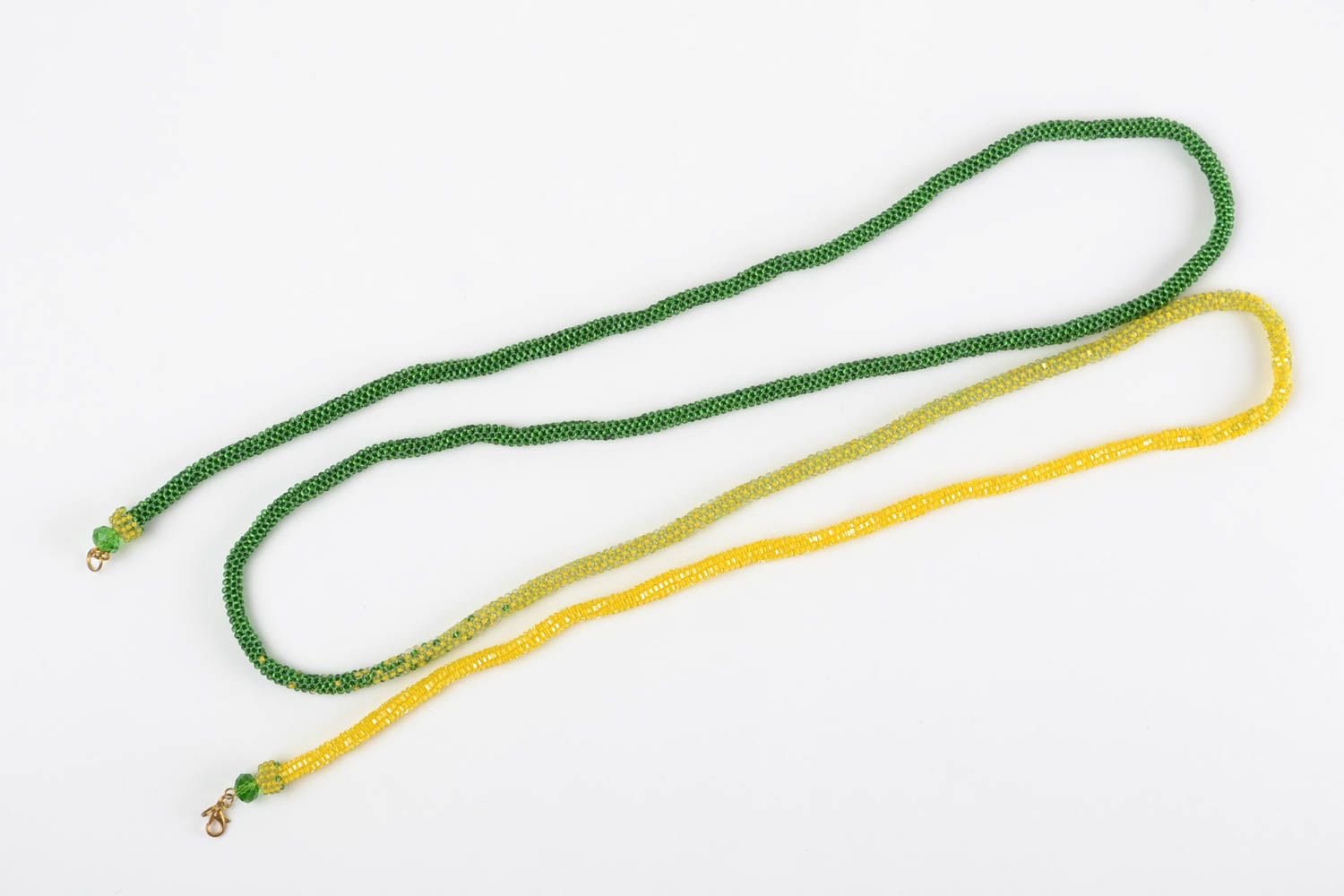 Зеленое с желтым ожерелье из бисера ручной работы связанное крючком Лариат фото 2