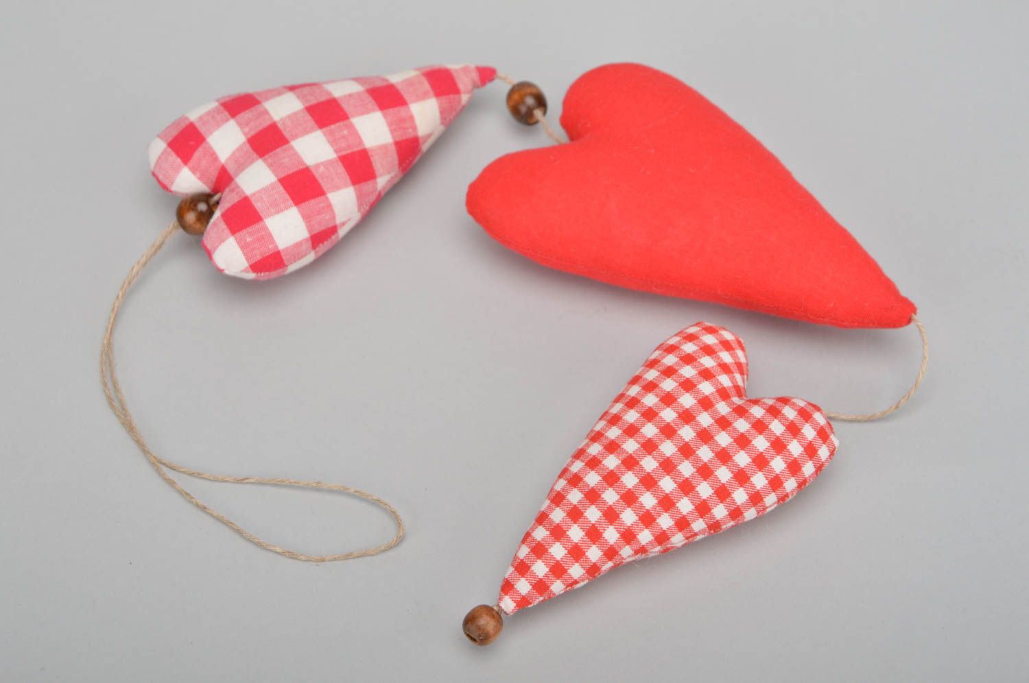 Set of 3 homemade designer textile soft hearts red and checkered for wall decor photo 2