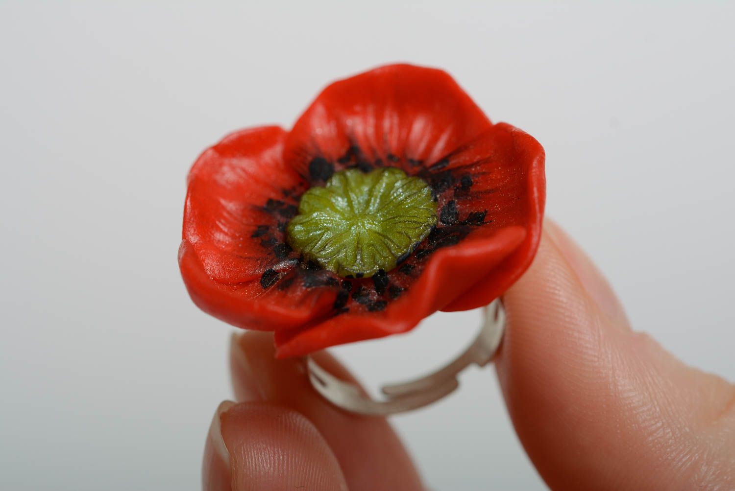 Красное кольцо из полимерной глины в виде мака ручной работы красивое для девушки фото 5