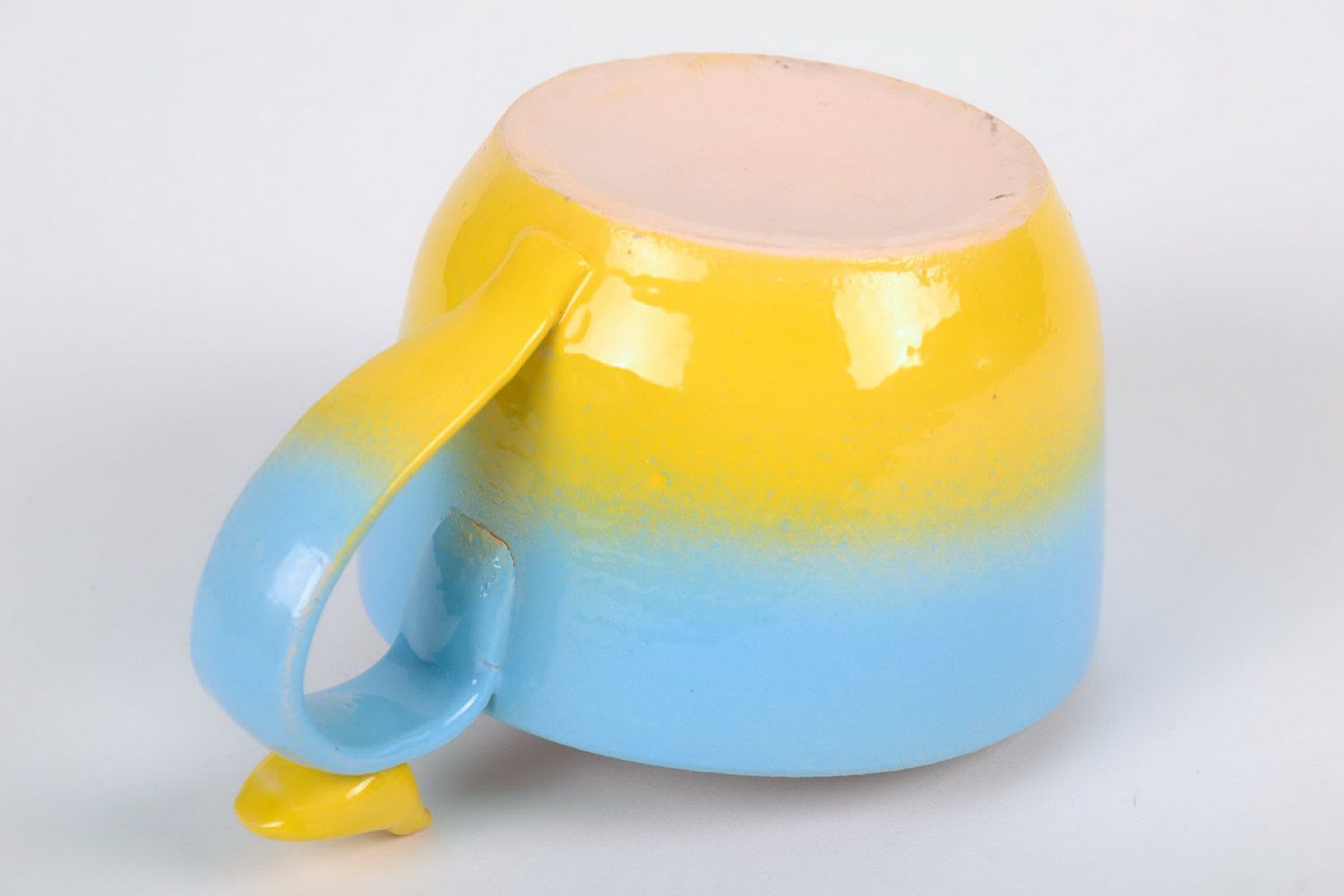 Желто-голубая чашка из глины с птичкой ручной работы фото 3