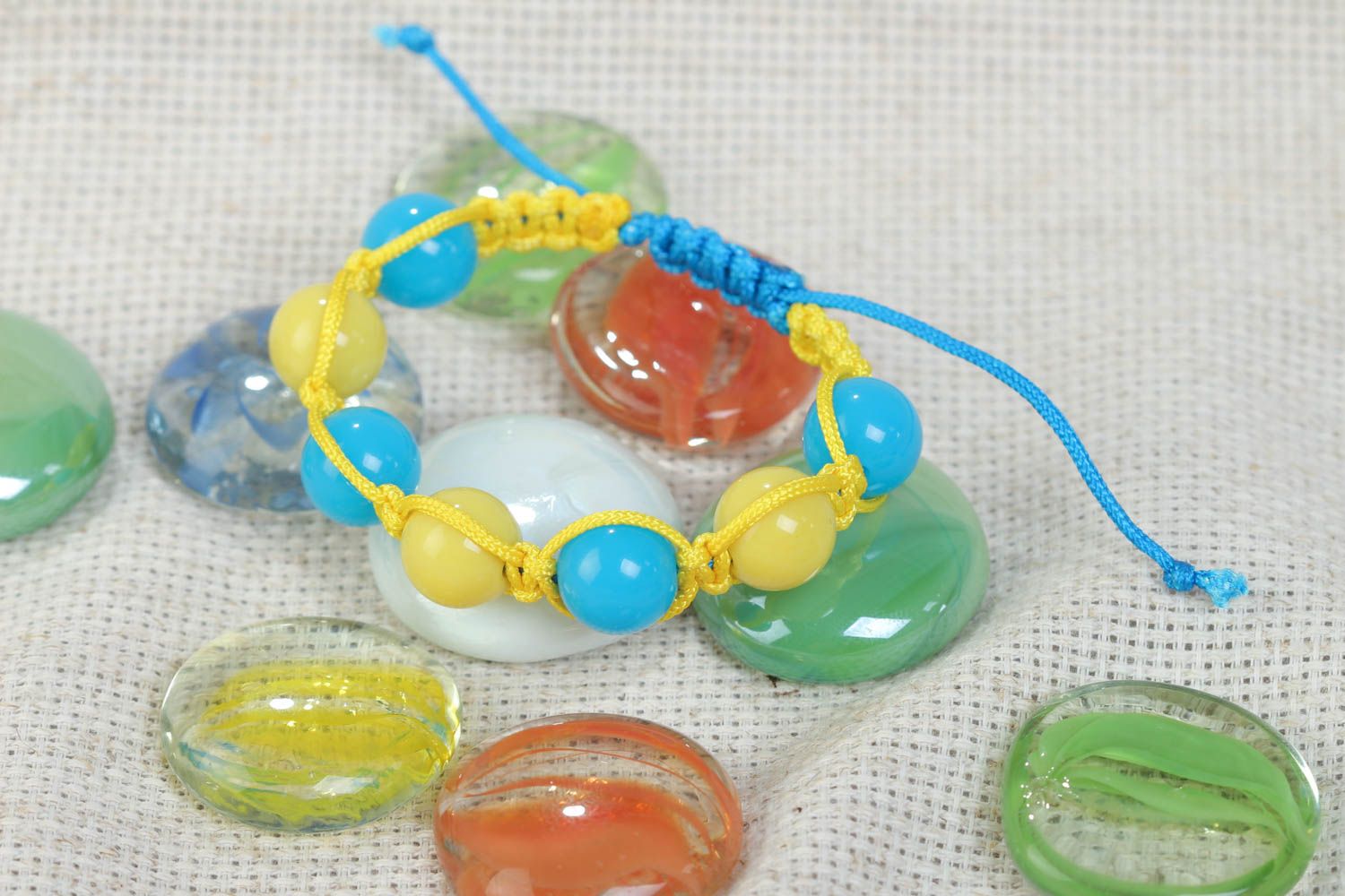 Bracelet en fils et perles plastiques tressé jaune et bleu fait main pour femme photo 1