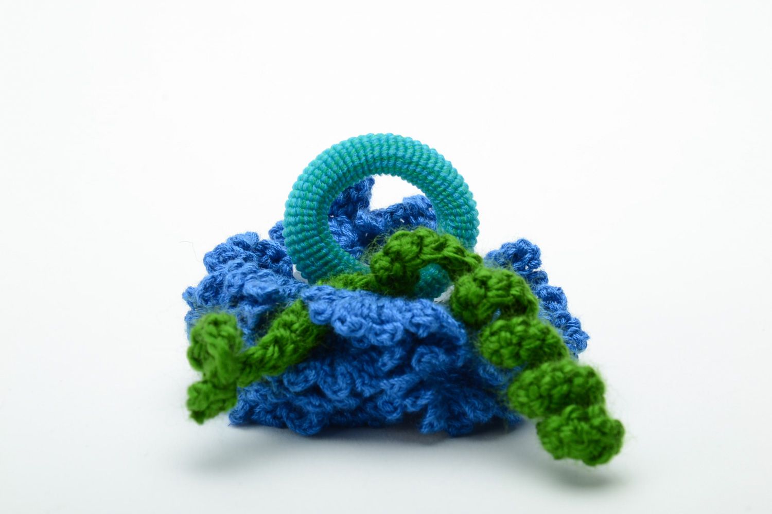 Élastique cheveux fait main avec fleur tricoté au crochet original bleu photo 4