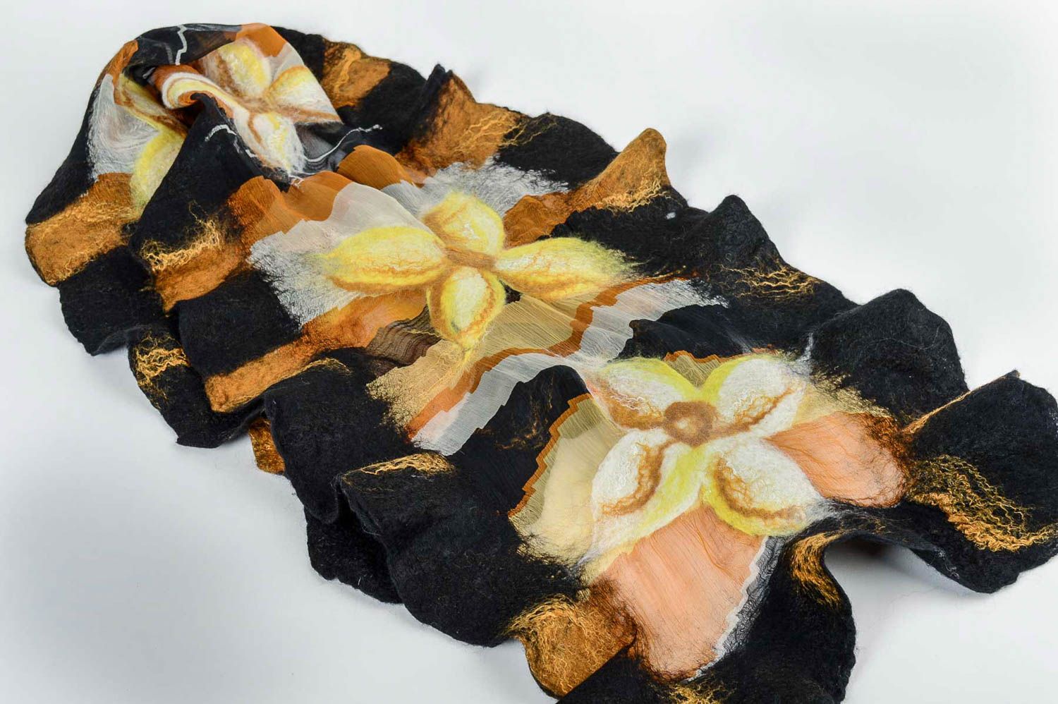 Écharpe femme faite main Châle noir Cadeau pour femme en soie et laine à fleurs photo 2