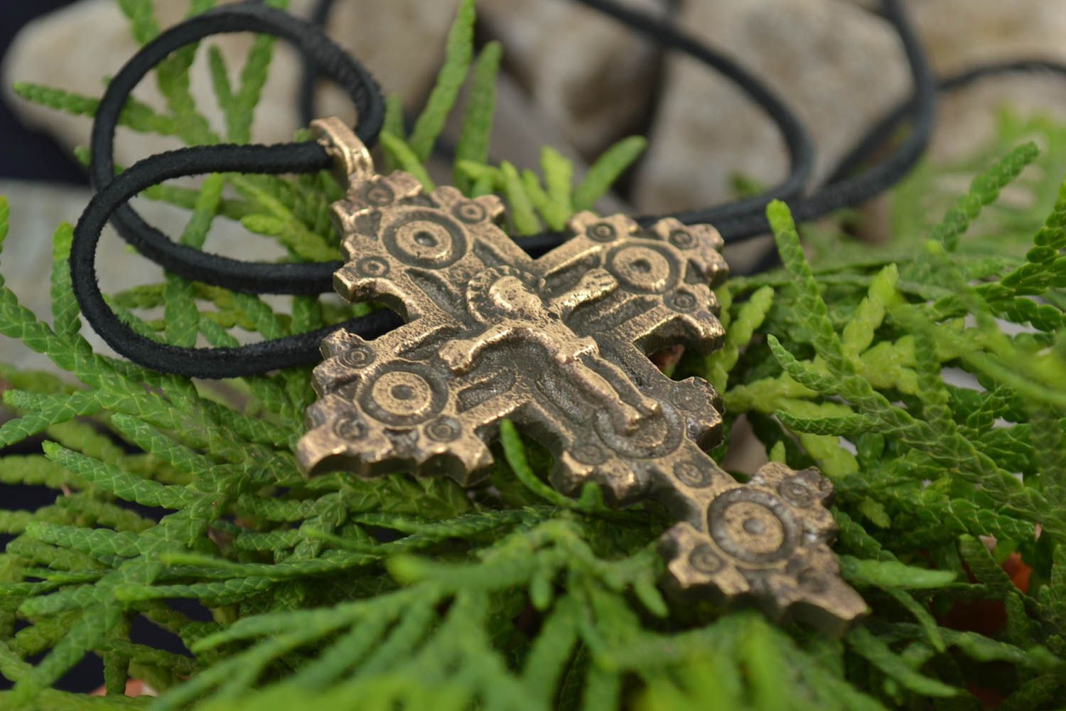 Нательный крест с распятием бронзовый на длинном шнурке защитный ручная работа фото 1