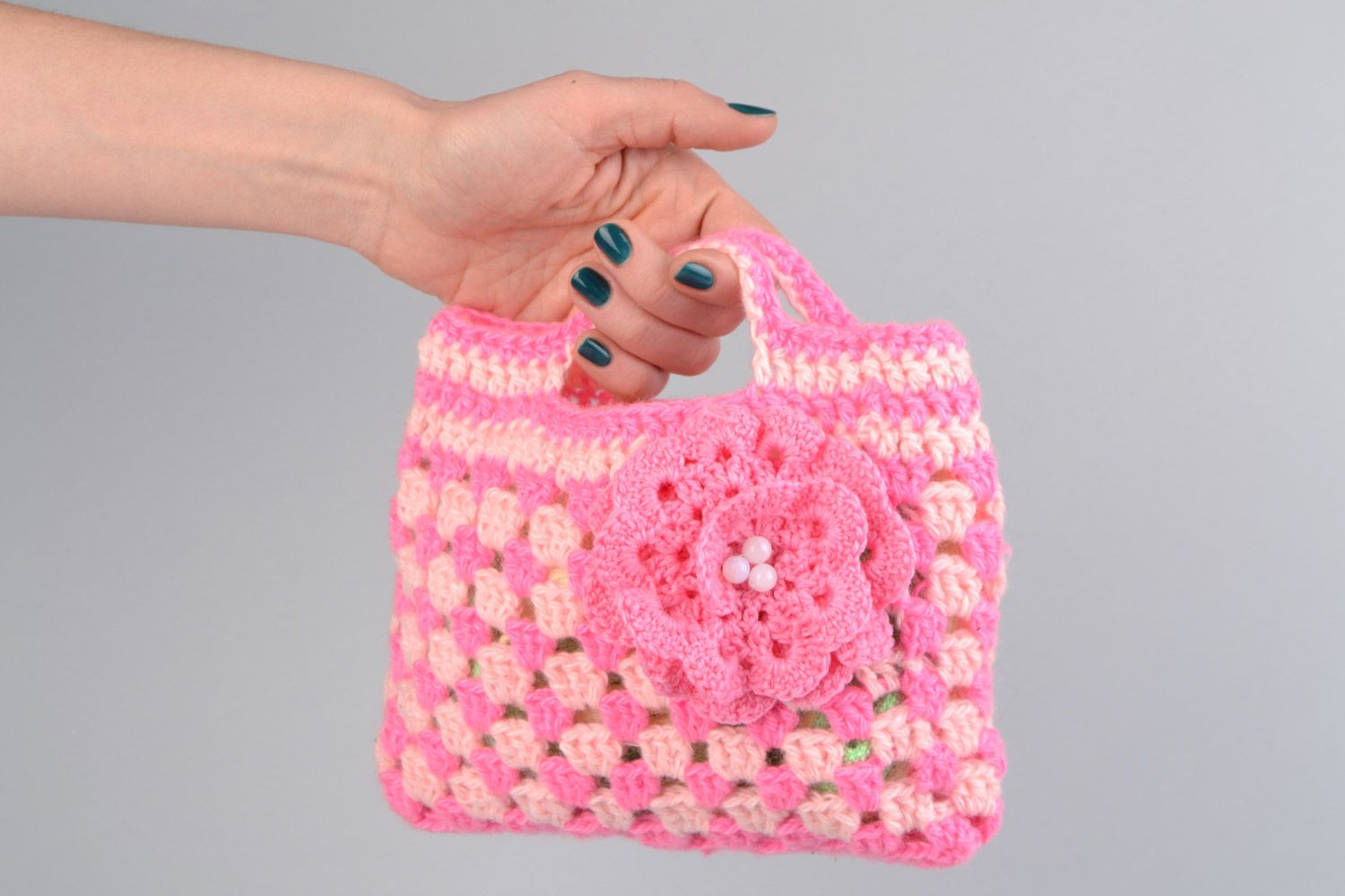 Sac à main rose enfant tricoté en coton et acrylique fait main avec fleur photo 2