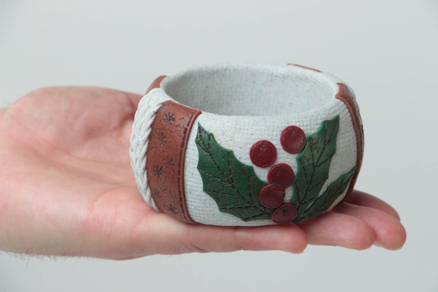 Weißes breites Armband aus Polymer Ton Origineller Schmuck für Frauen handmade foto 5