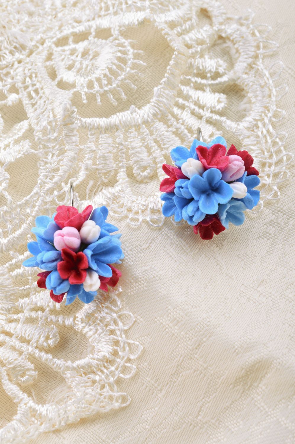 Wunderbare handgemachte Ohrringe mit Blumen aus Kunsstoff künstlerischer Schmuck foto 5