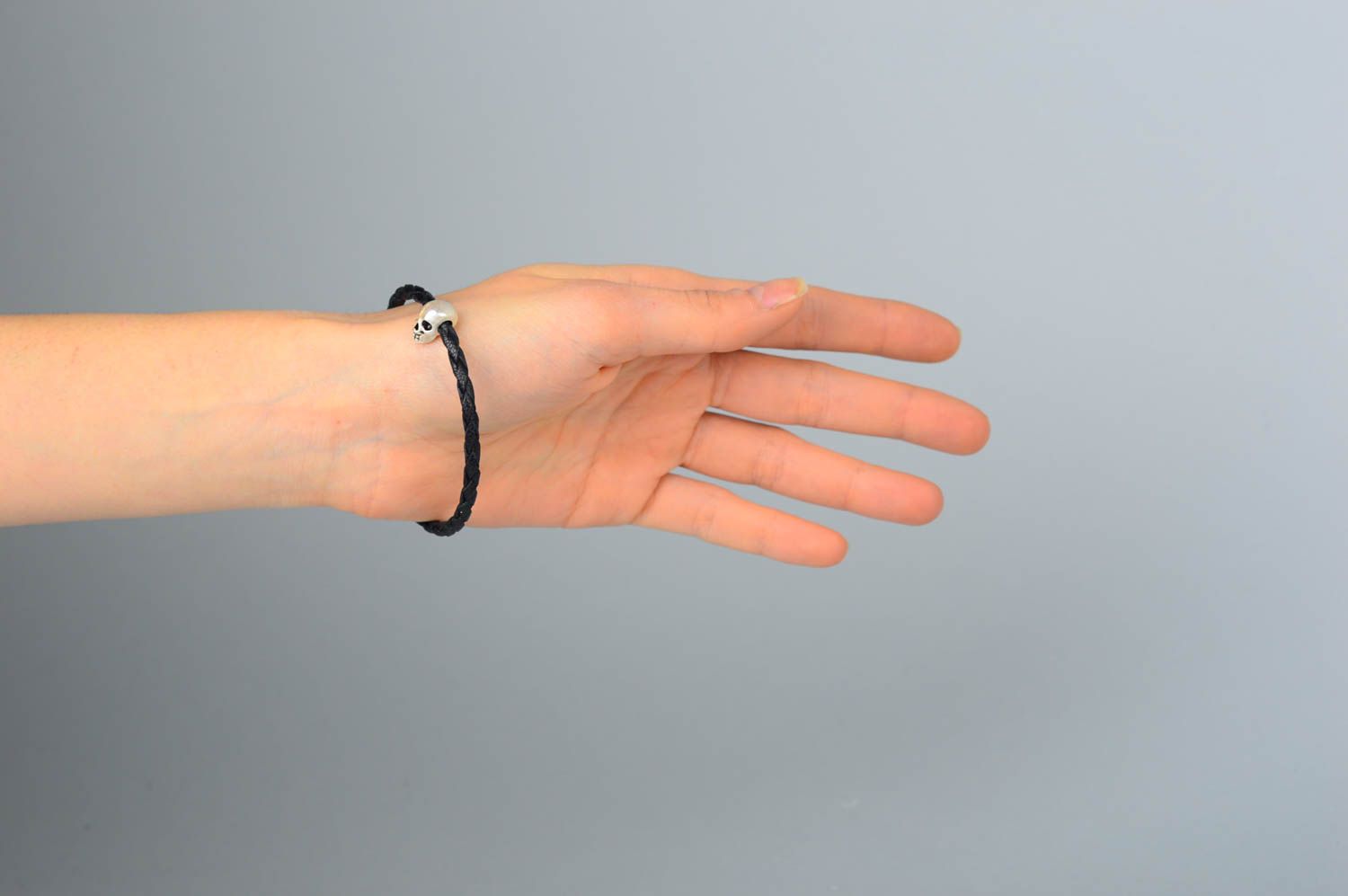 Тонкий кожаный браслет ручной работы украшение из кожи авторский браслет на руку фото 2