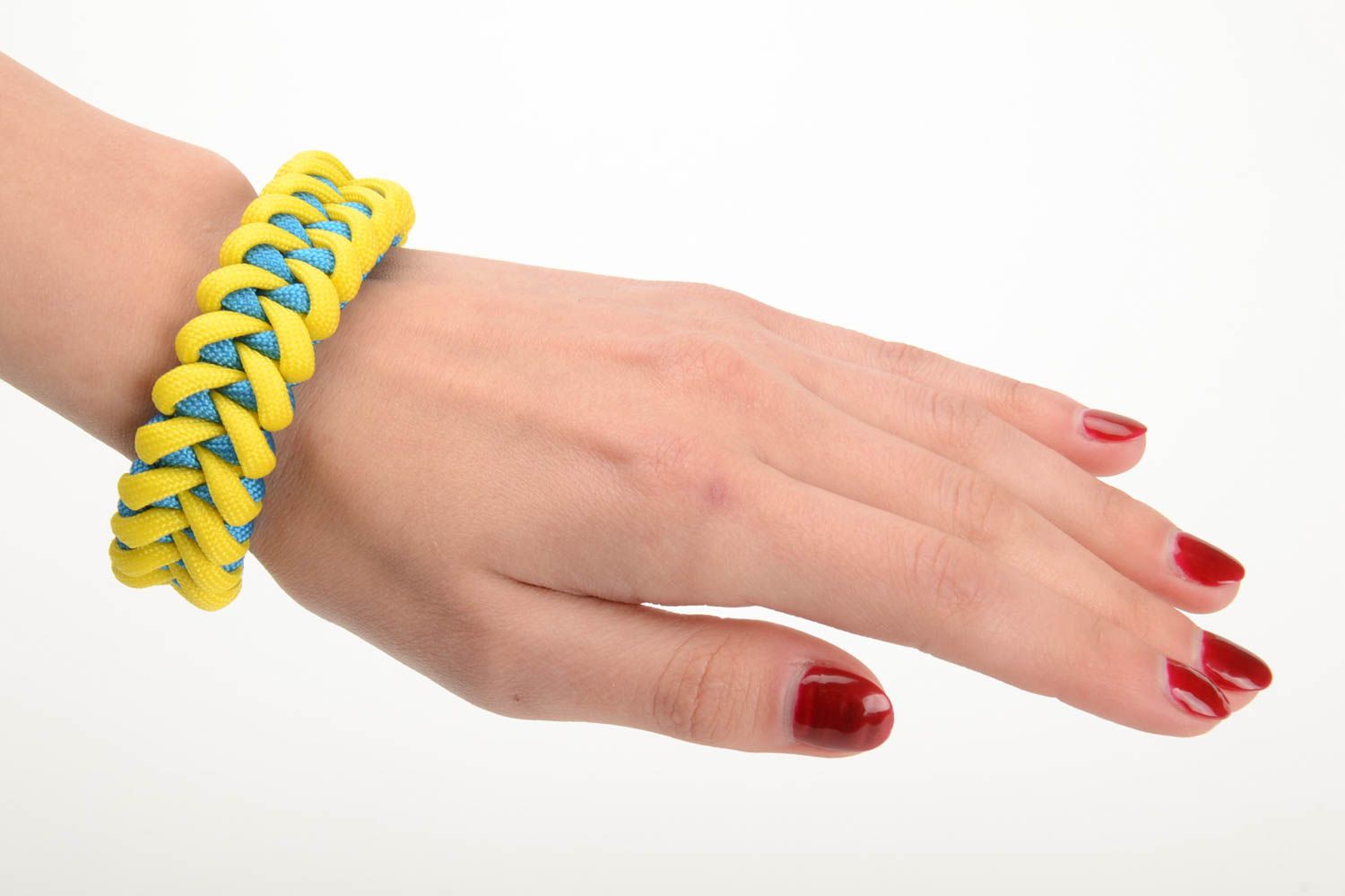 Наручный плетеный браслет из шнурков паракорд аксессуар ручной работы желто голубой фото 5
