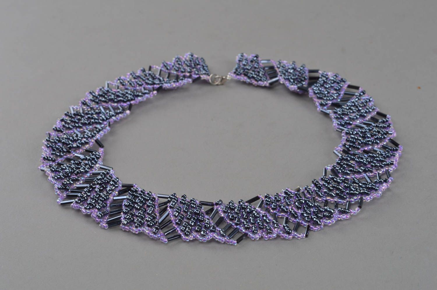 Künstlerisches Collier aus Glasperlen schwarz lila originell handgeschaffen foto 2