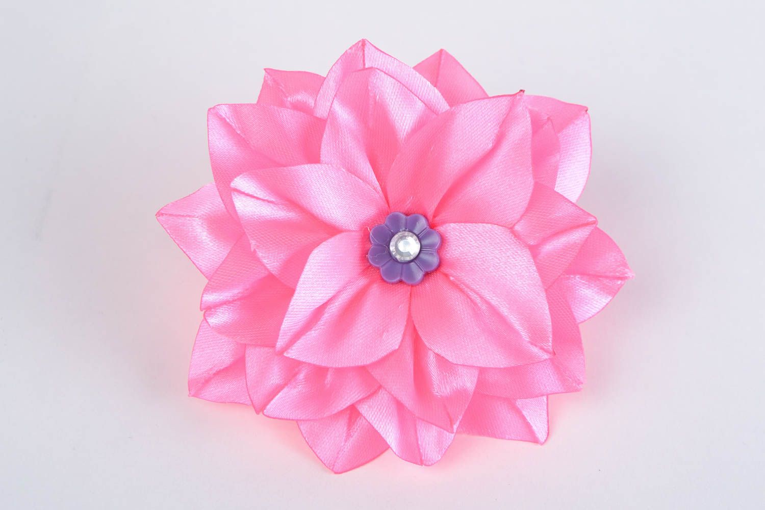 Künstlerischer rosa Haargummi mit Blume aus Atlasbändern handmade Schmuck foto 3