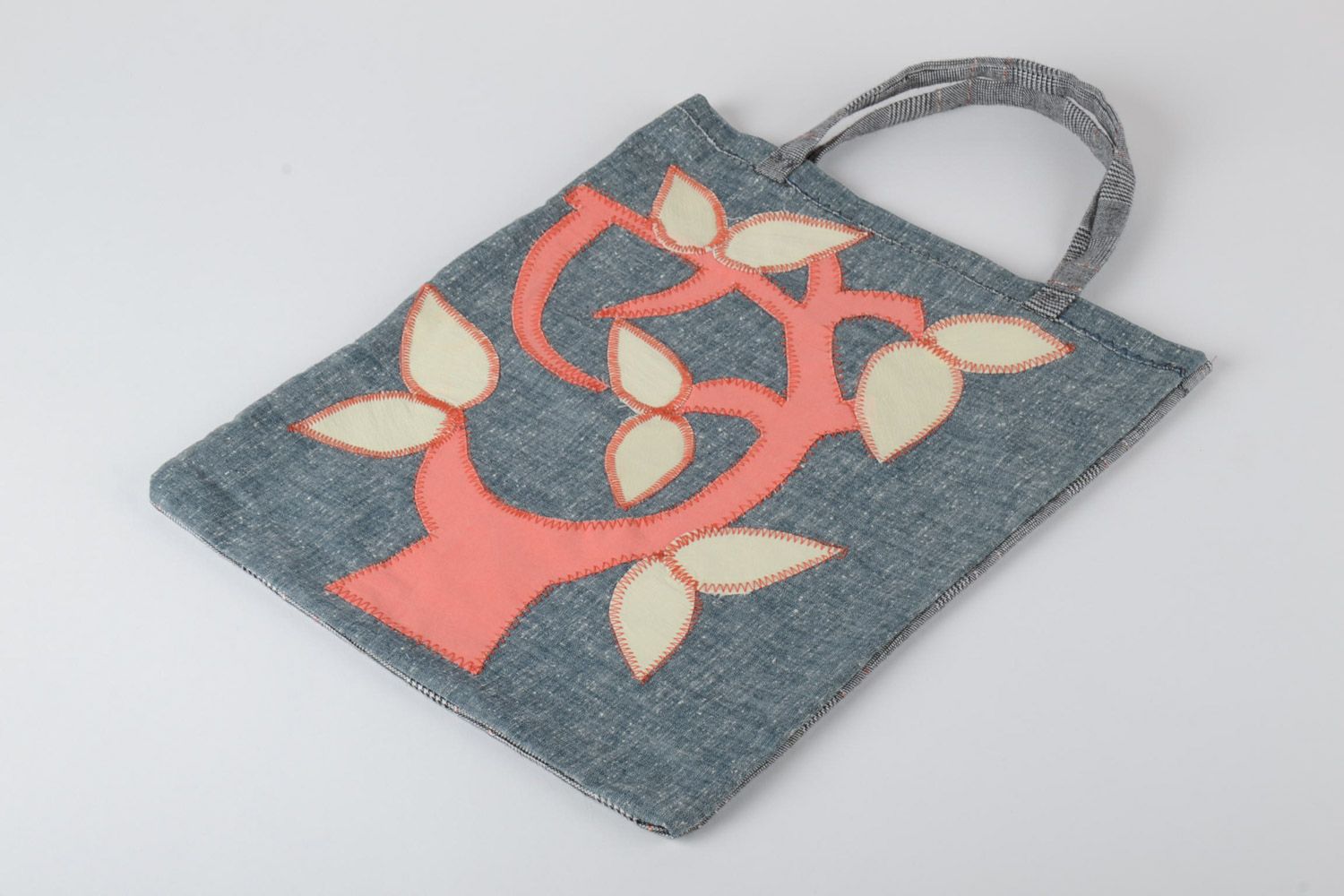 Bolso textil artesanal de tela con aplicación con árbol grande de mujer gris foto 2