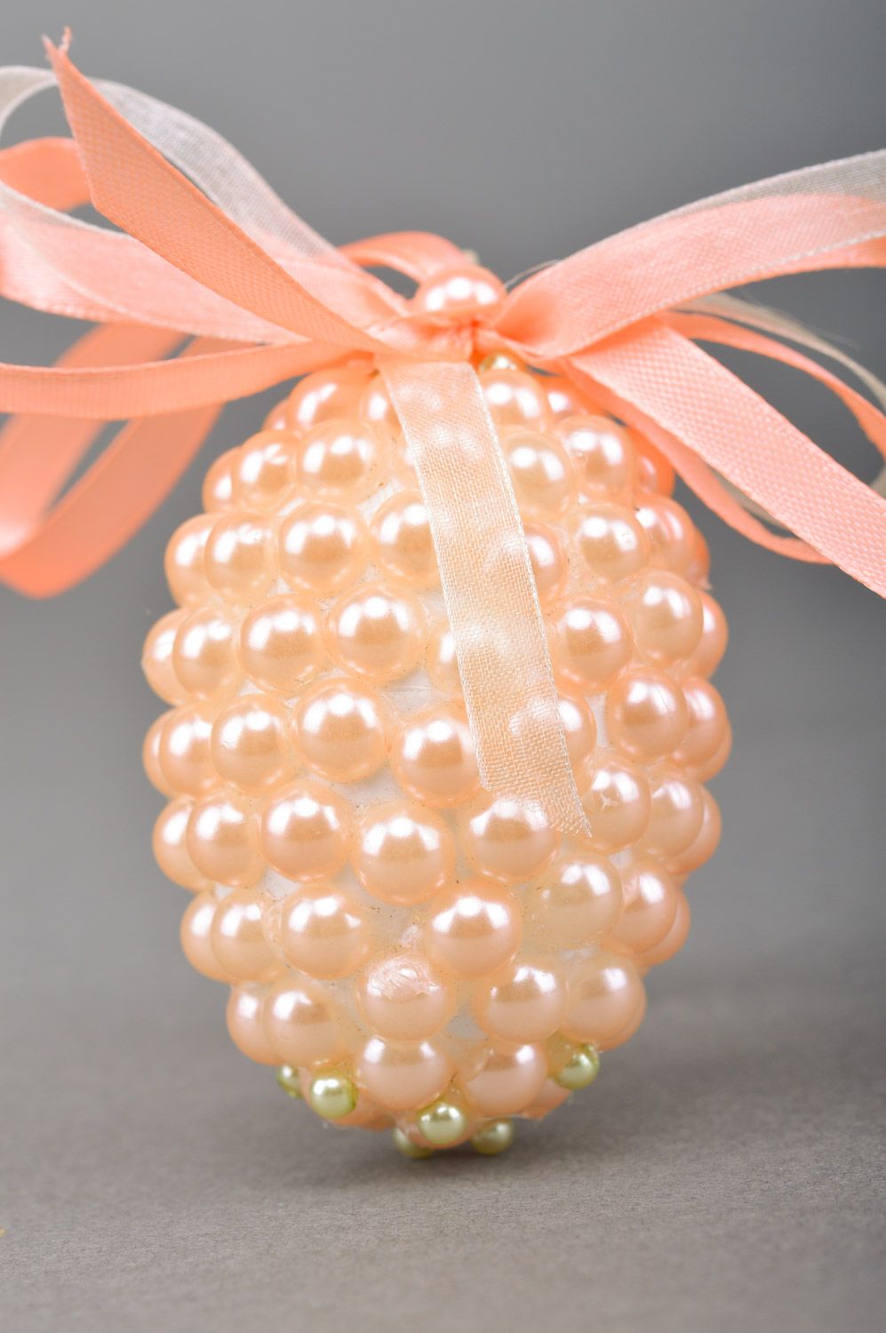 Huevo decorativo artesanal con abalorios cuentas y cintas de Pascua  foto 5