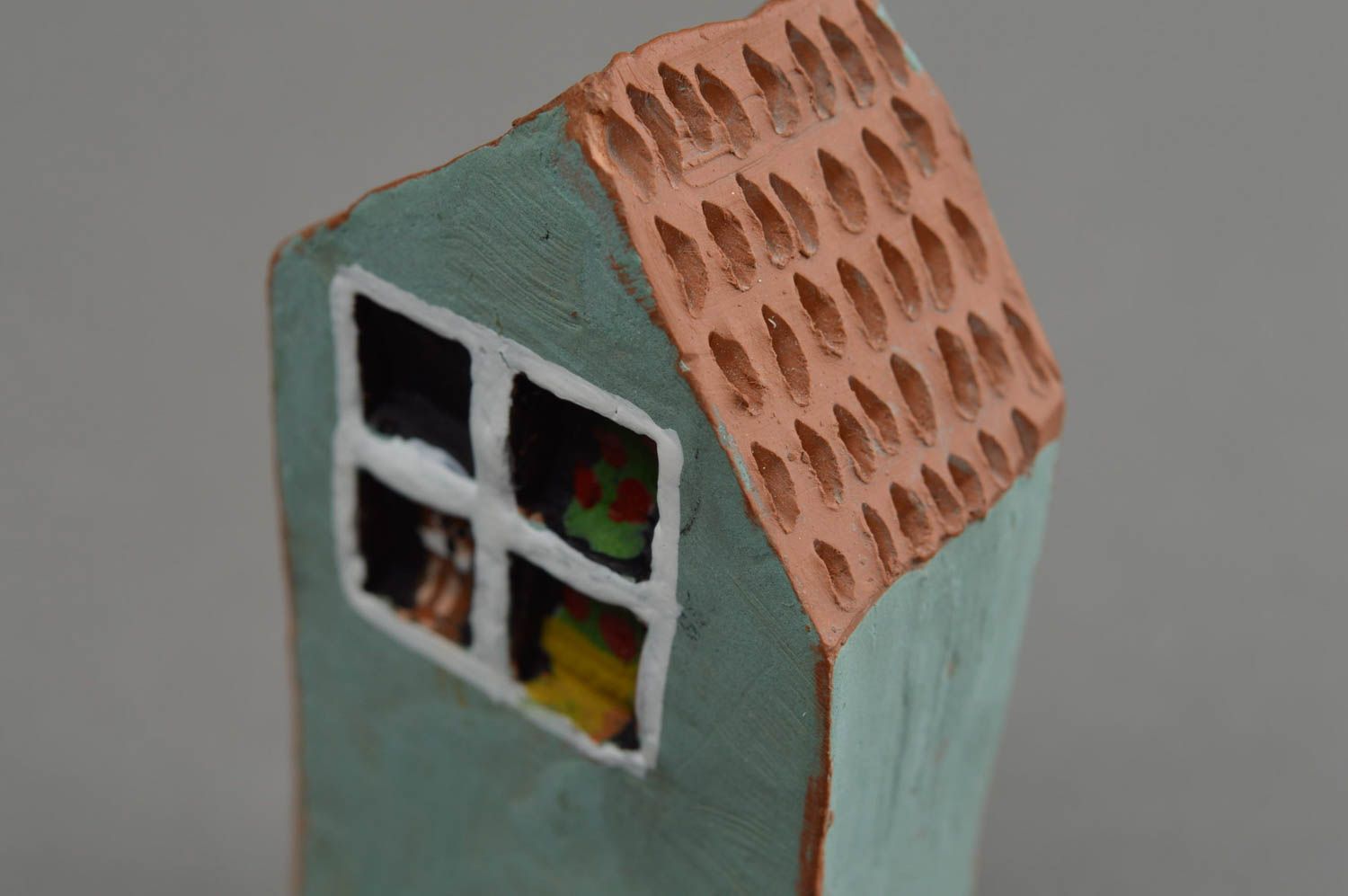 Bemalte handmade Deko Figur aus Ton in Form von kleinem Haus für Tisch foto 5