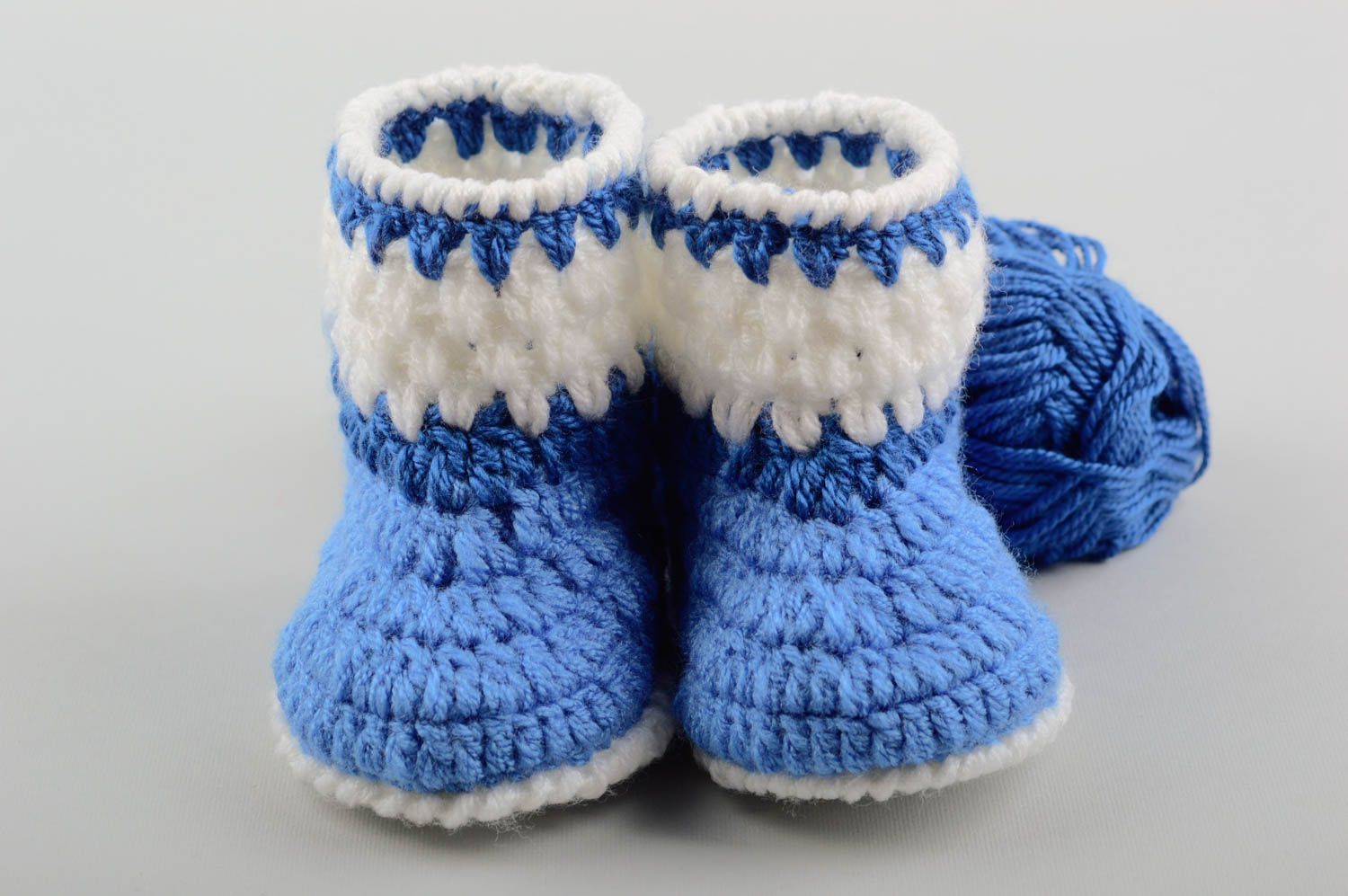 Blaue handgefertigte Schuhe Geschenke für Kleinkinder gehäkelte Babyschuhe foto 1