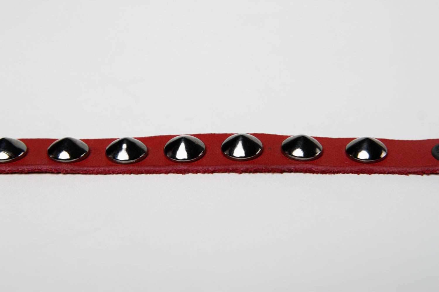 Bracelet cuir fait main Bracelet design rouge rivets Accessoire en cuir photo 4