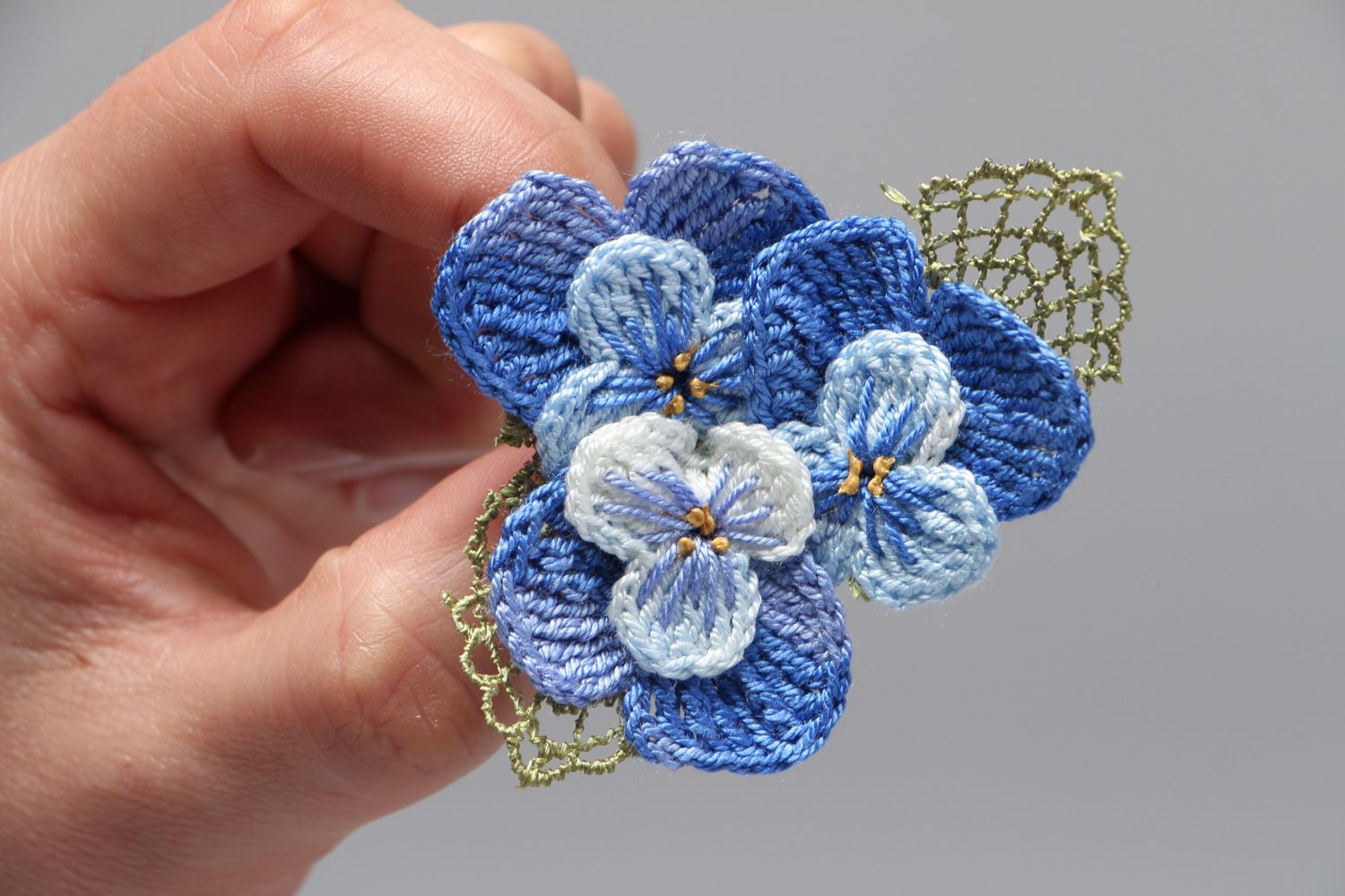 Broche bleue avec fleurs tricotée  à l'aide du crochet photo 4