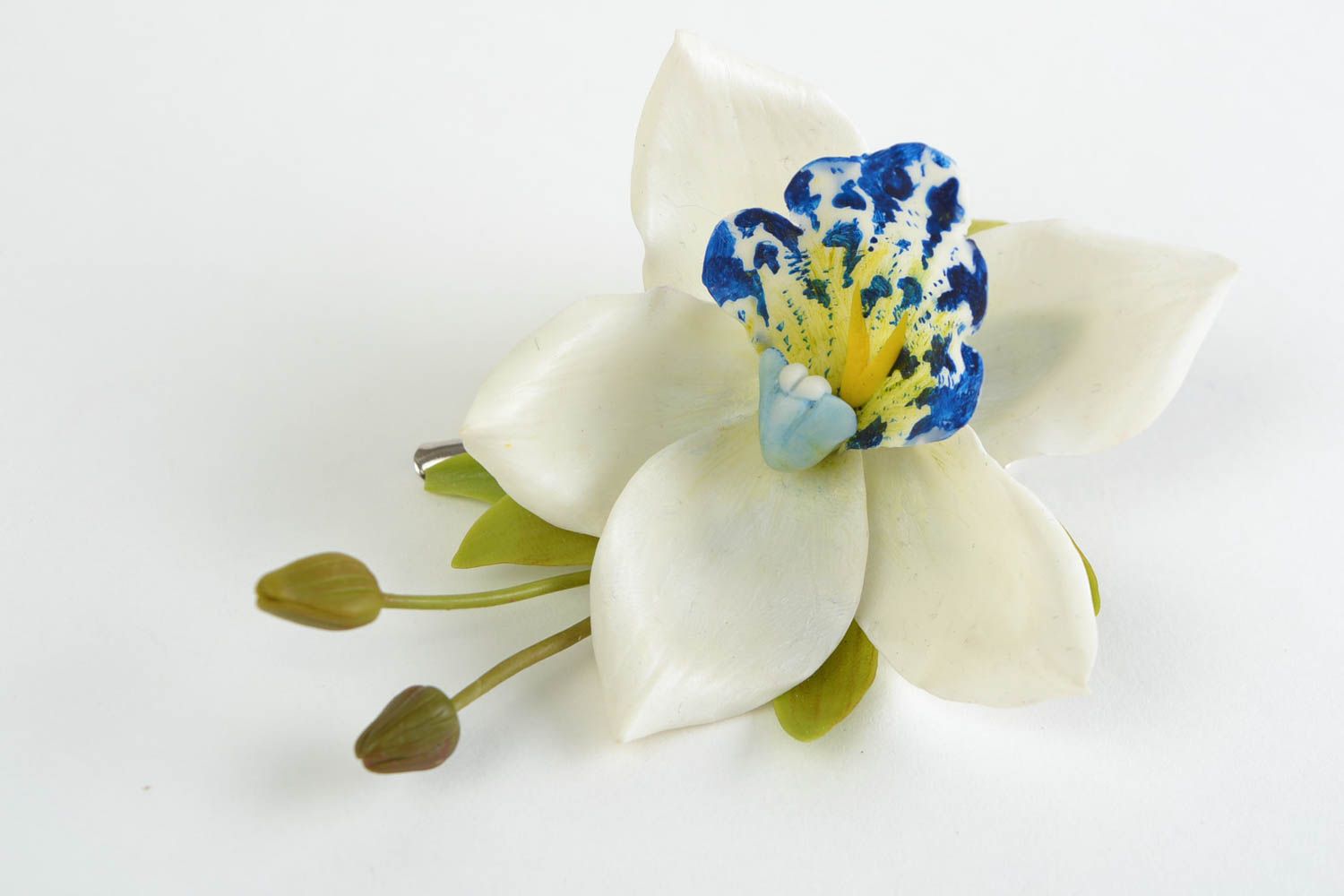 Белая заколка брошь из холодного фарфора в виде орхидеи ручной работы объемная  фото 1