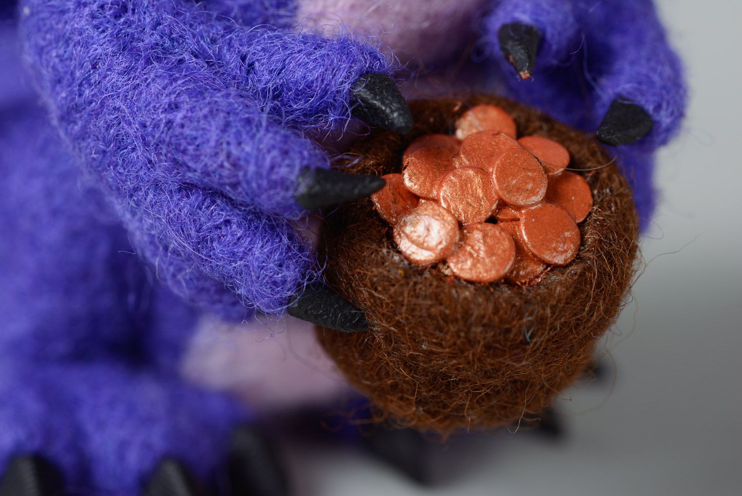 Небольшая валяная фигурка из фиолетовой шерсти ручной работы с полимерной глиной фото 4