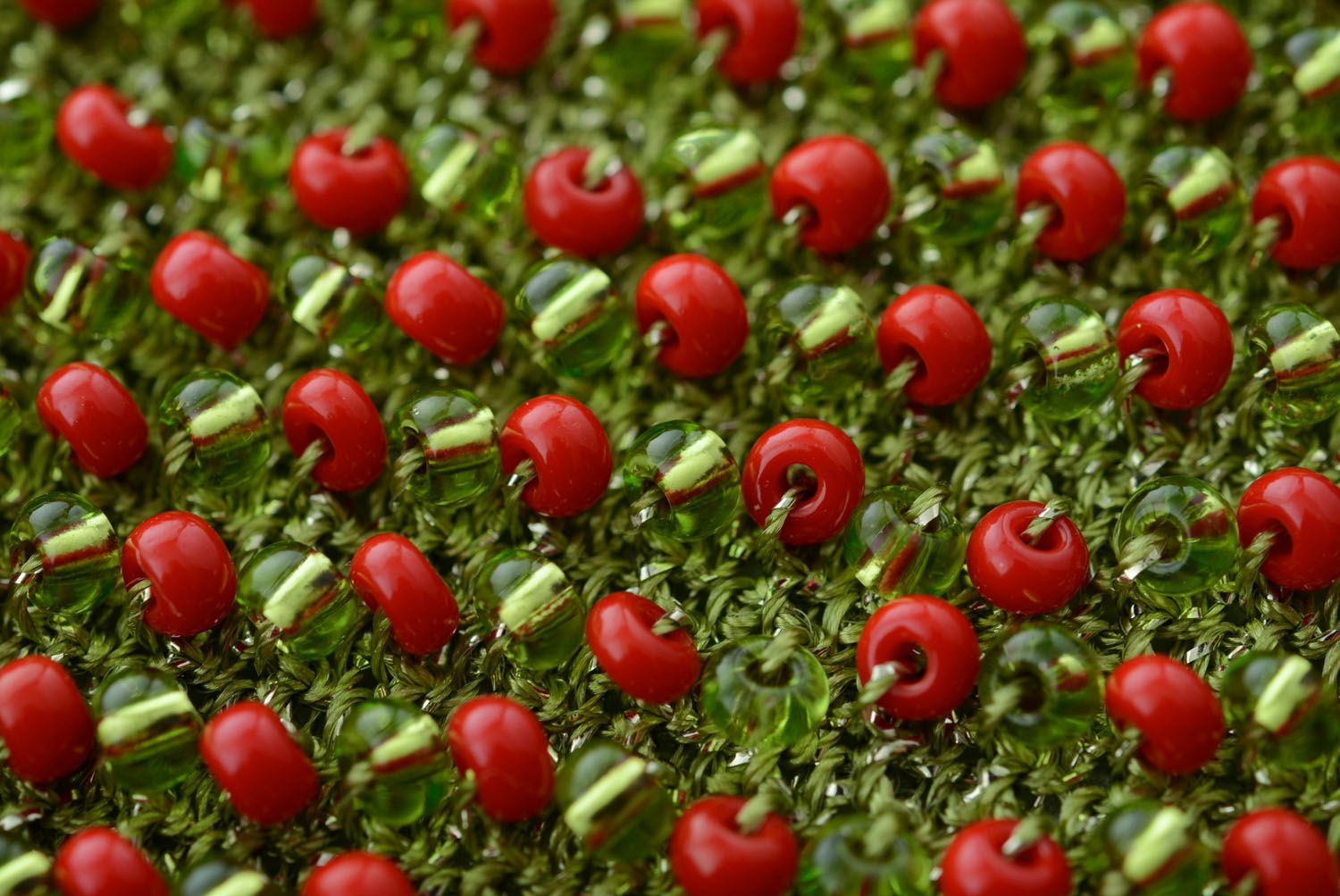 Étui portable fait main vert rouge tricoté au crochet avec perles de rocaille photo 4