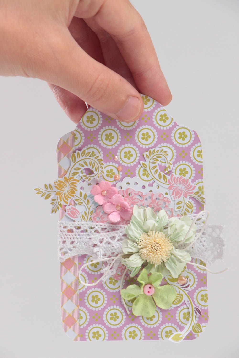 Tag de cadeau technique scrapbooking en carton et papier rose avec fleurs photo 5