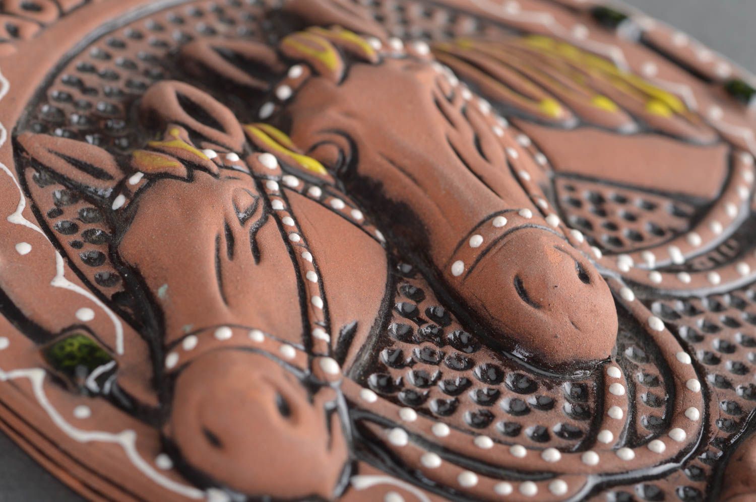 Panel decorativo de cerámica hecho a mano para pared herradura y dos caballos  foto 5