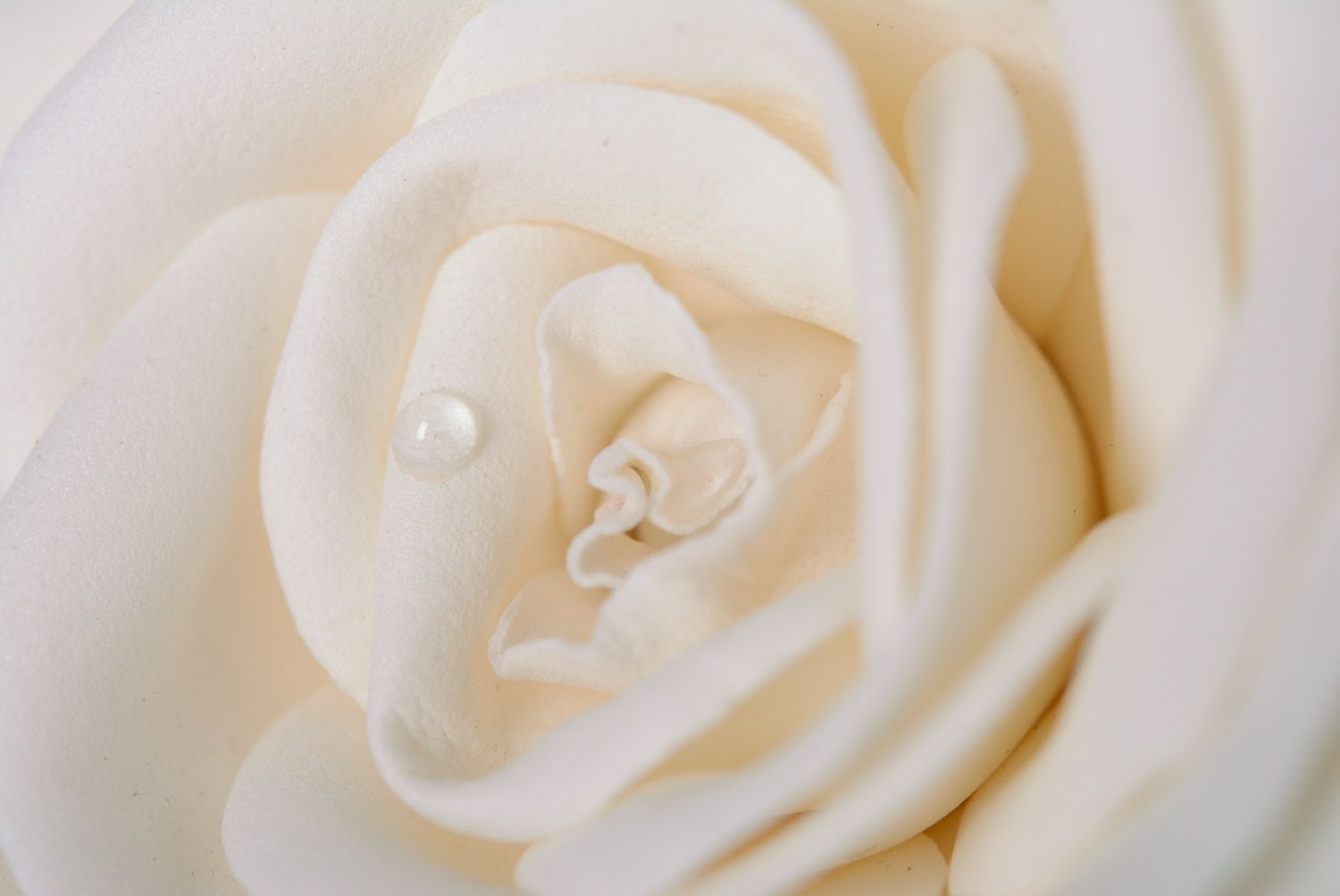 Заколка из фоамирана белая роза ручной работы на металлическом зажиме женская фото 2