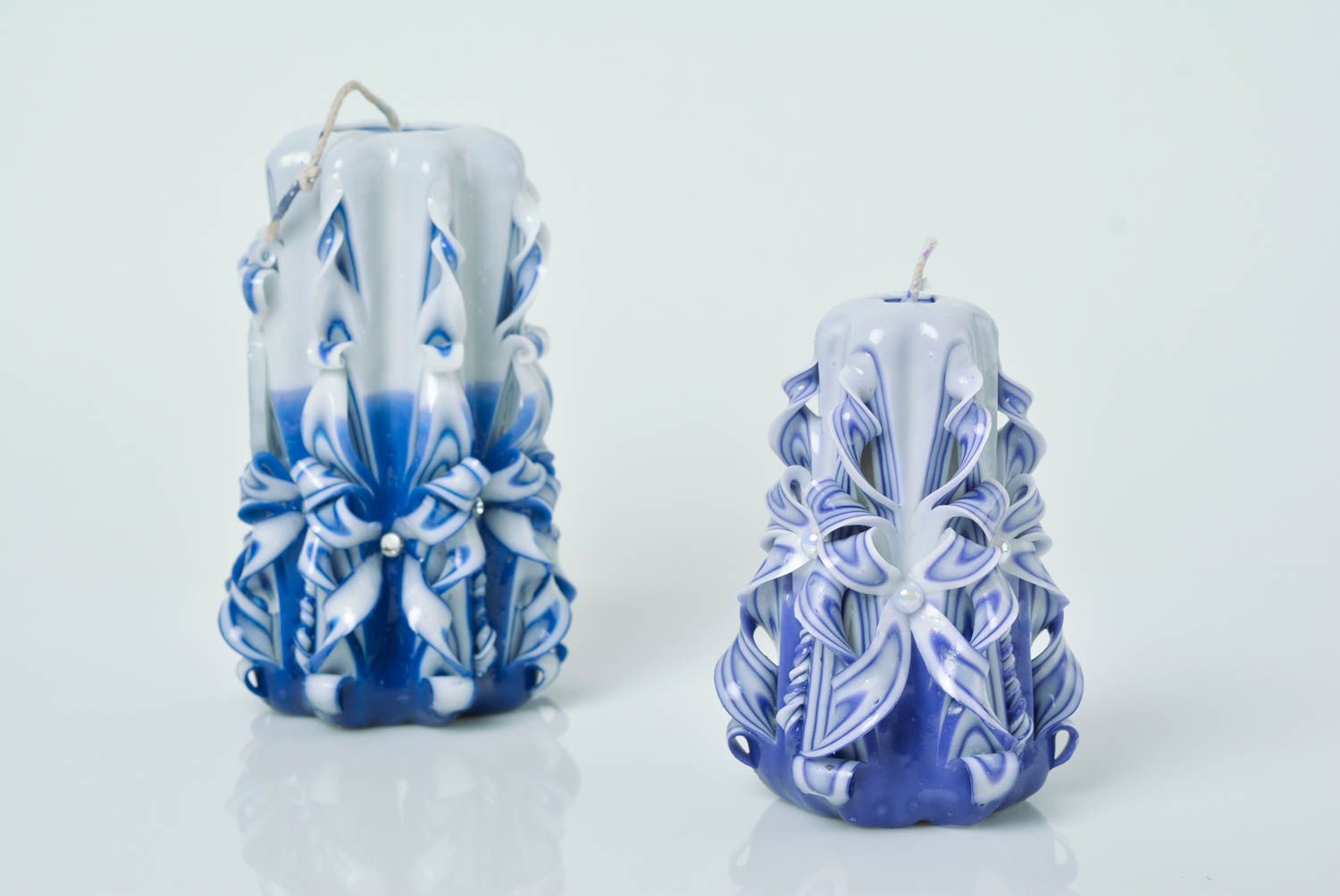 Изящная парафиновая свеча белая с синим ручной работы вырезанная вручную фото 5
