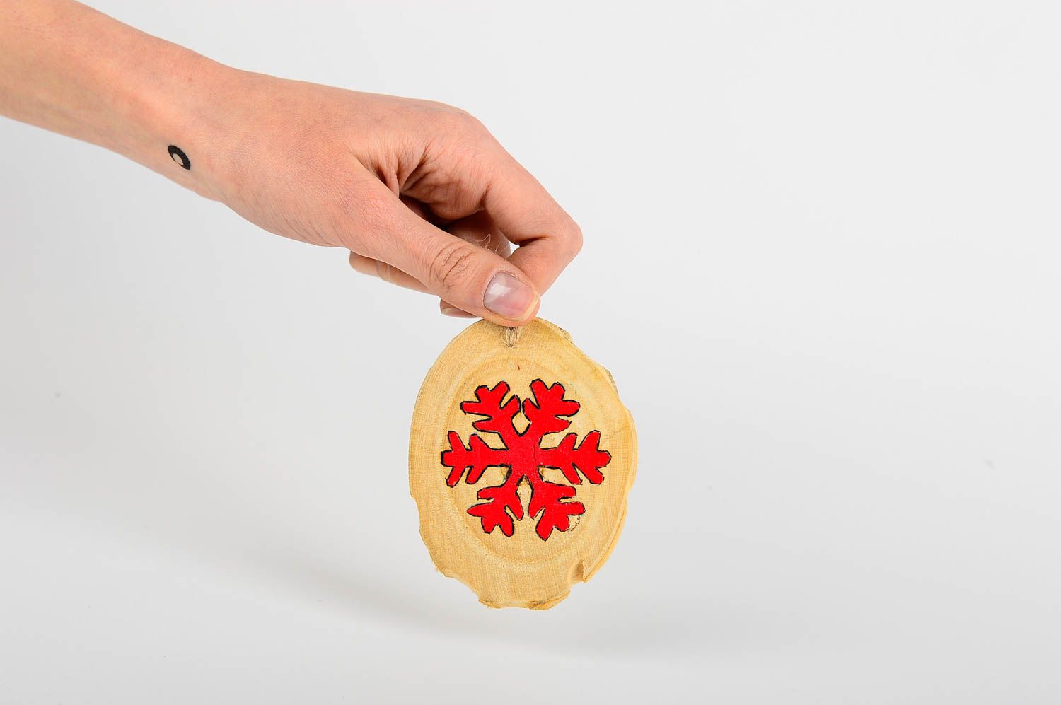 Игрушка на елку handmade декор для дома игрушка из дерева с красной снежинкой фото 2
