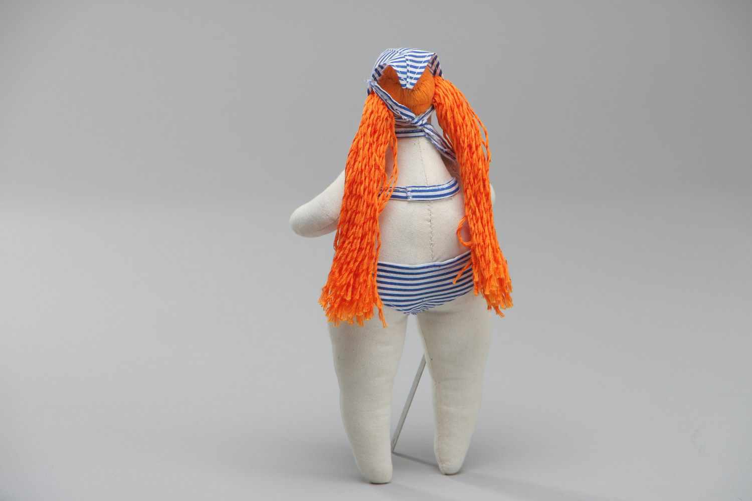 Designer Puppe aus Baumwolle und Flachs mit roten Haaren im Badeanzug für Kinder foto 4