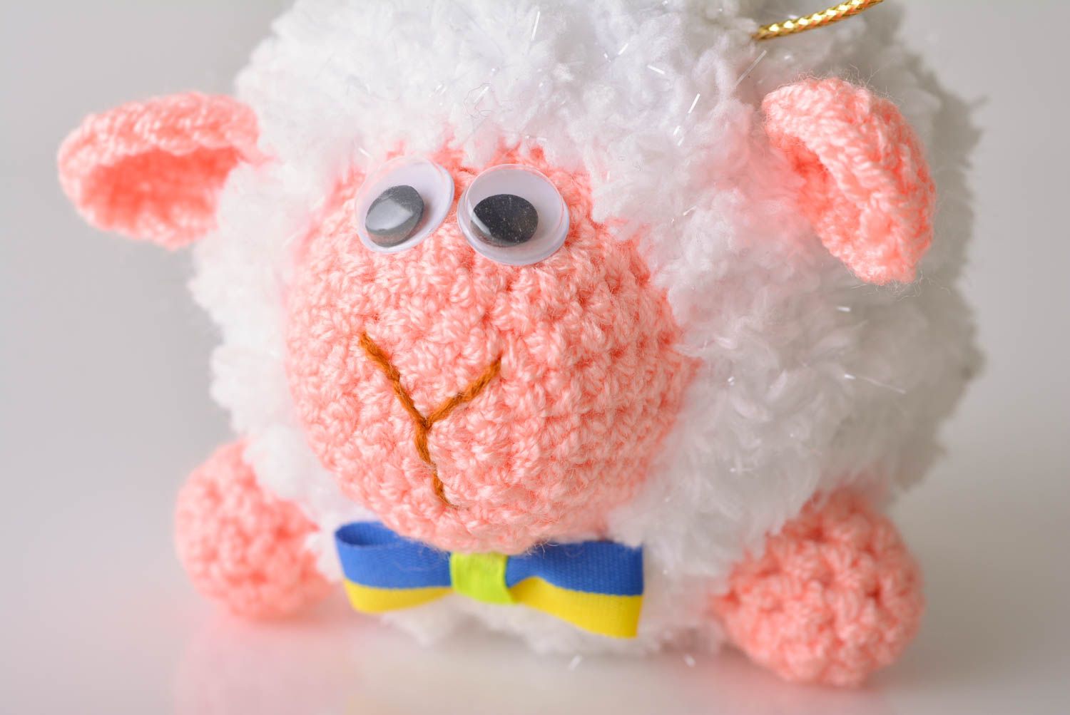 Красивая детская мягкая вязаная игрушка овечка белая с петелькой ручной работы фото 4
