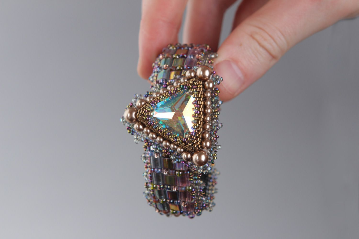 Браслет на руку из бисера и австрийского кристалла расшитый блестящий фото 4