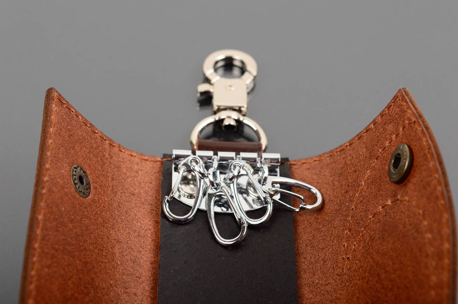 Elegantes stilvolles modisches braunes handgemachtes Schlüsseletui aus Leder foto 2