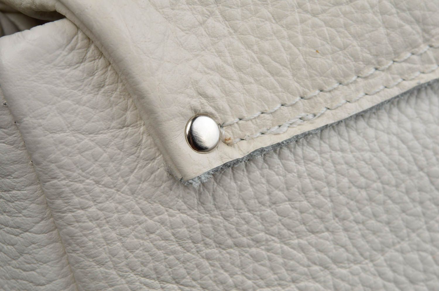 Weiße Tasche mit langem Riemen aus Leder stilvoll künstlerische Handarbeit foto 5