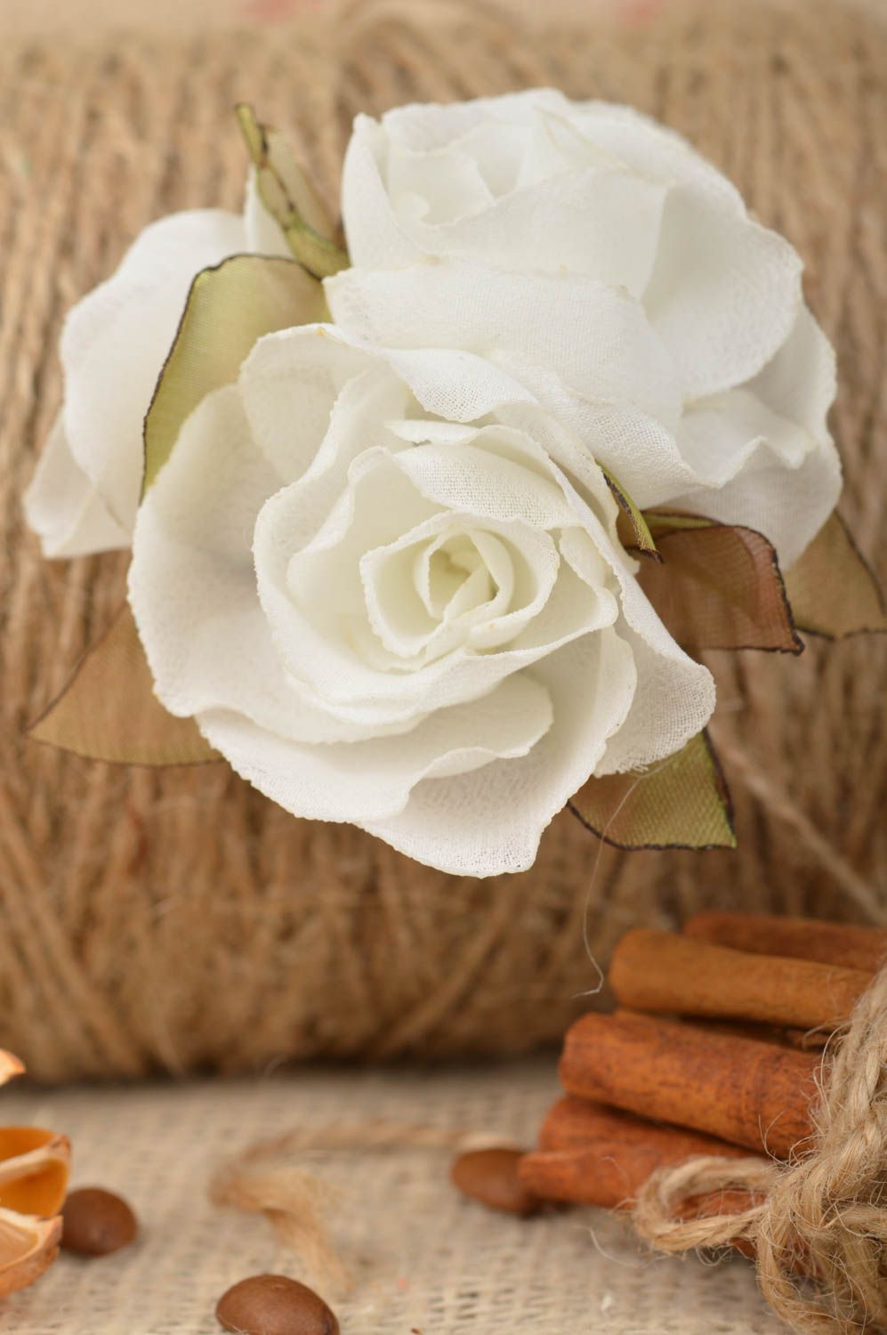 Женская брошь заколка из ткани в технике канзаши ручной работы 3 белых розы фото 1