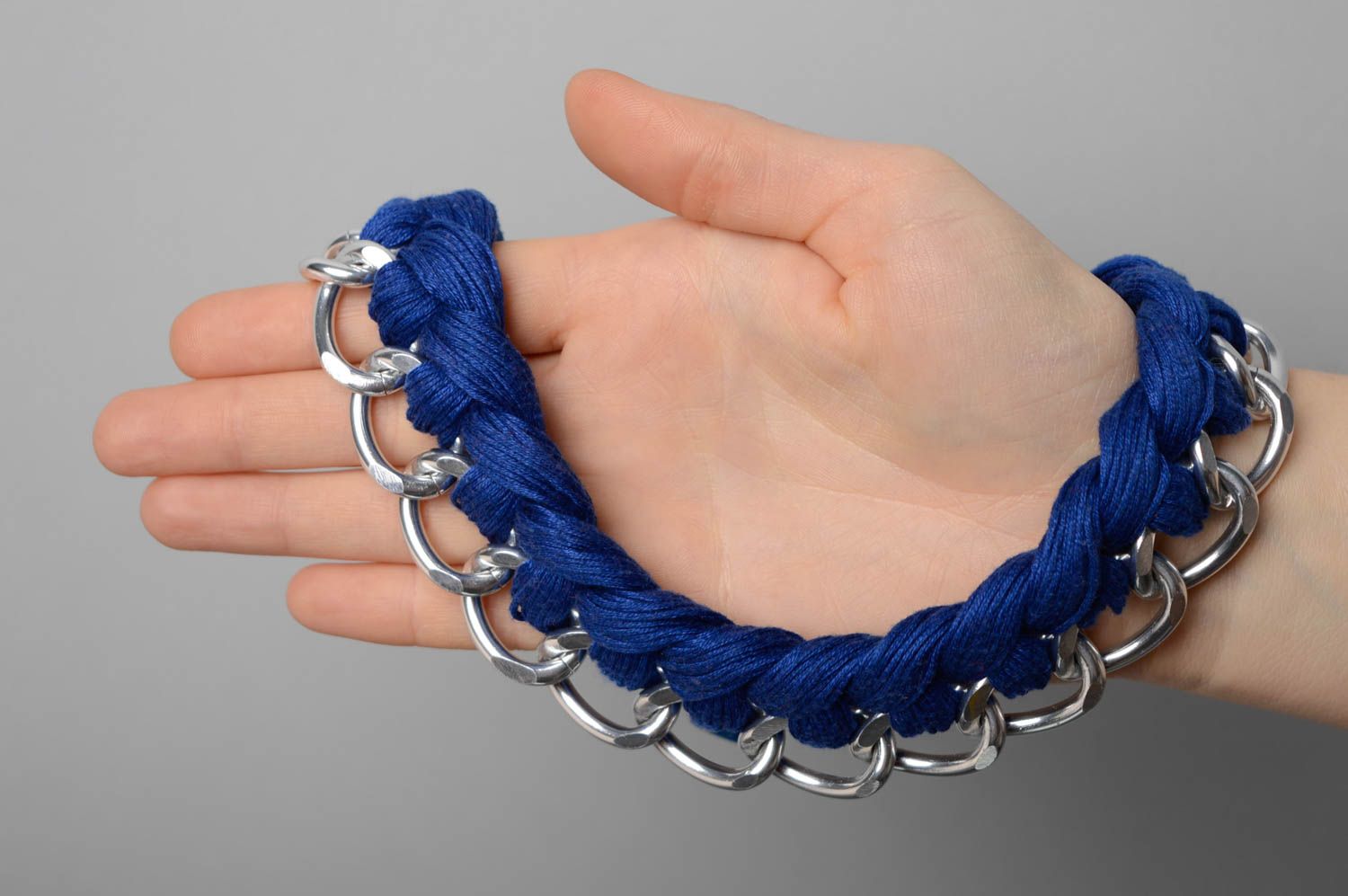 Collar de hilos y cadena azul foto 3