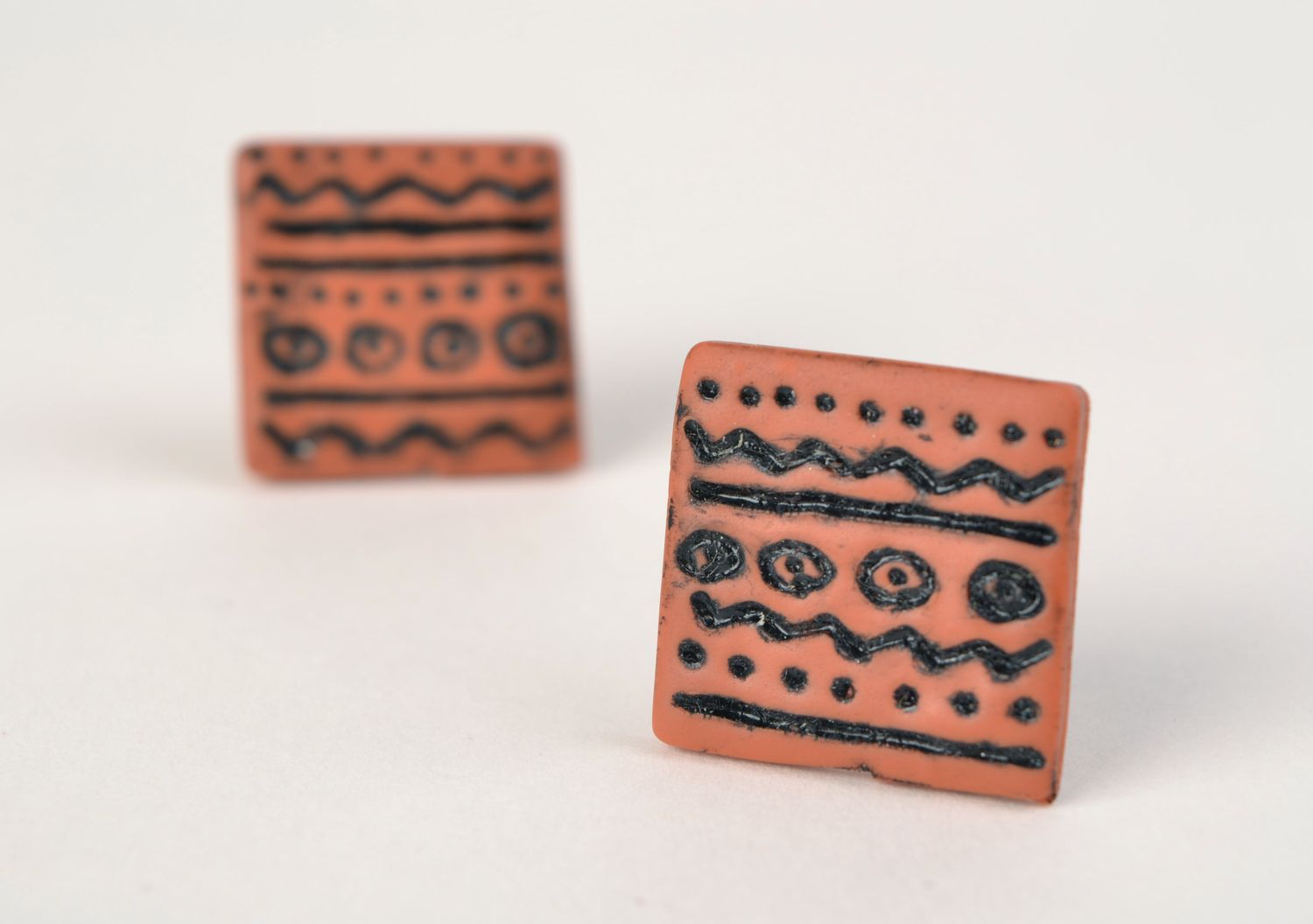 Handgemachte Ohrringe und Ring aus Polymer Ton mit Acrylfarben bemalt Quadraten foto 5