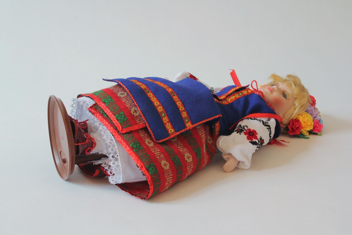 Poupée décorative en tenue traditionnelle ukrainienne photo 1