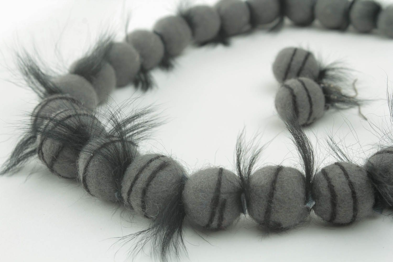 Boucles d'oreilles et collier artisanaux en laine naturelle photo 3