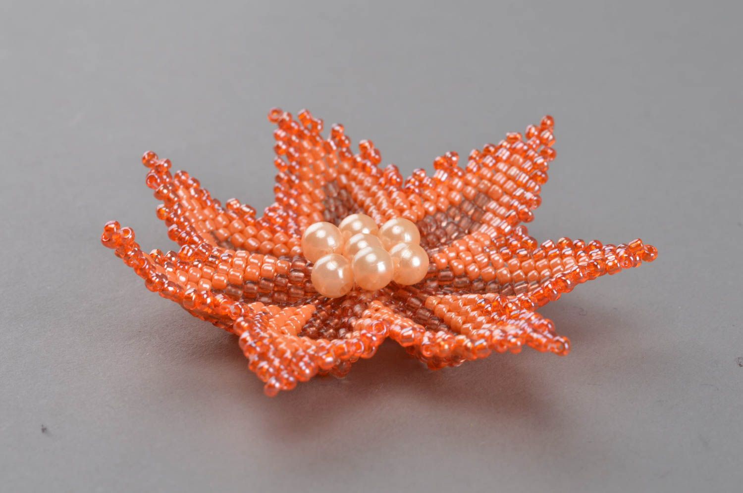 Orange handgemachte interessante künstlerische Brosche aus Glasperlen Blume foto 3